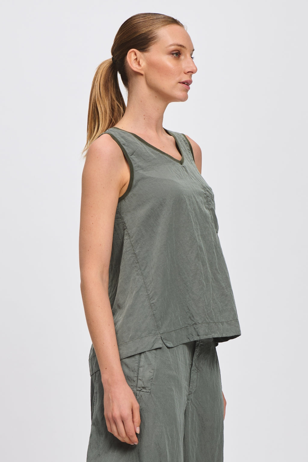 Tr V313 Silk V-neck tank.
