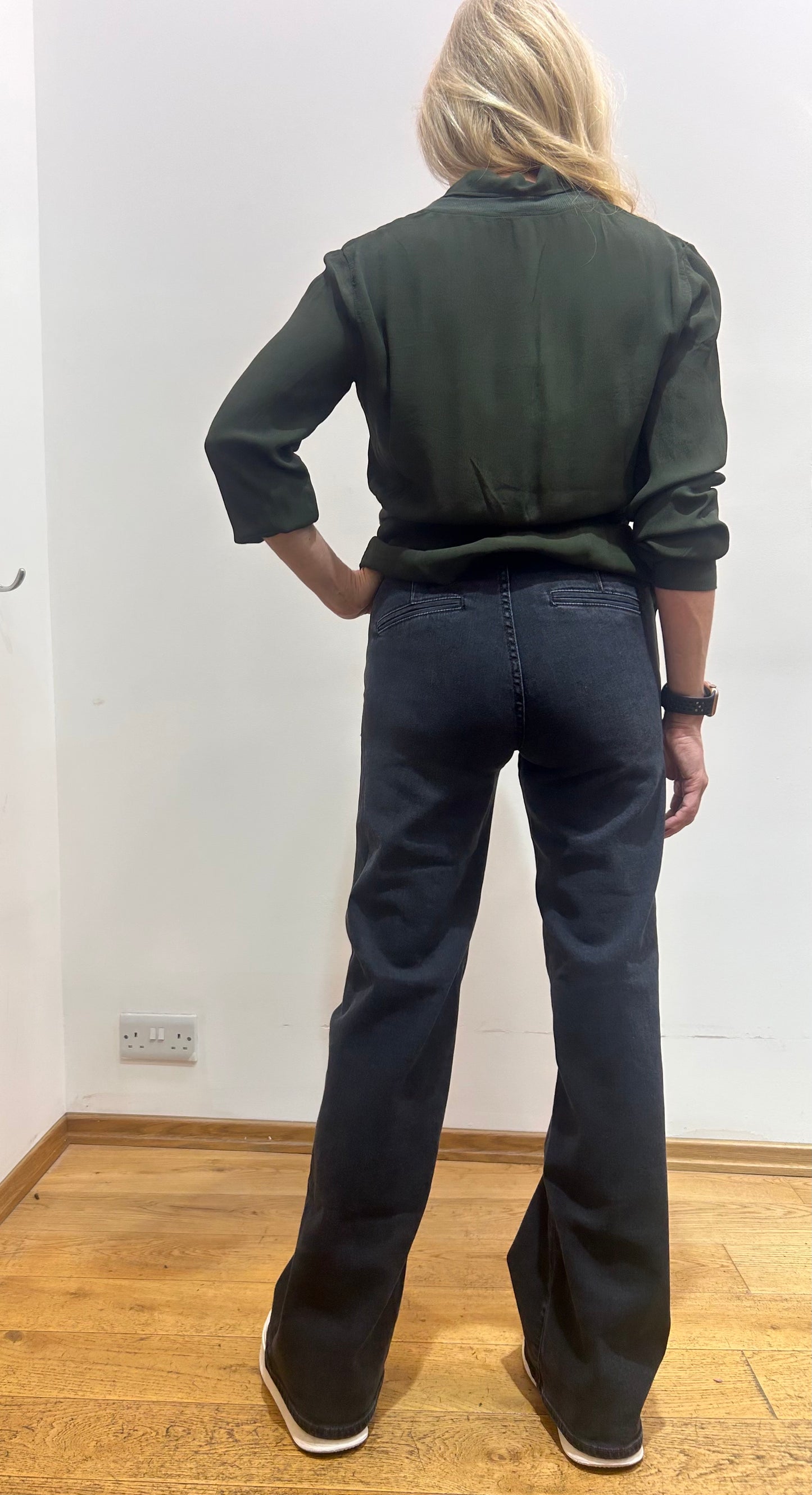 EC 05eu Black wash wide leg jeans