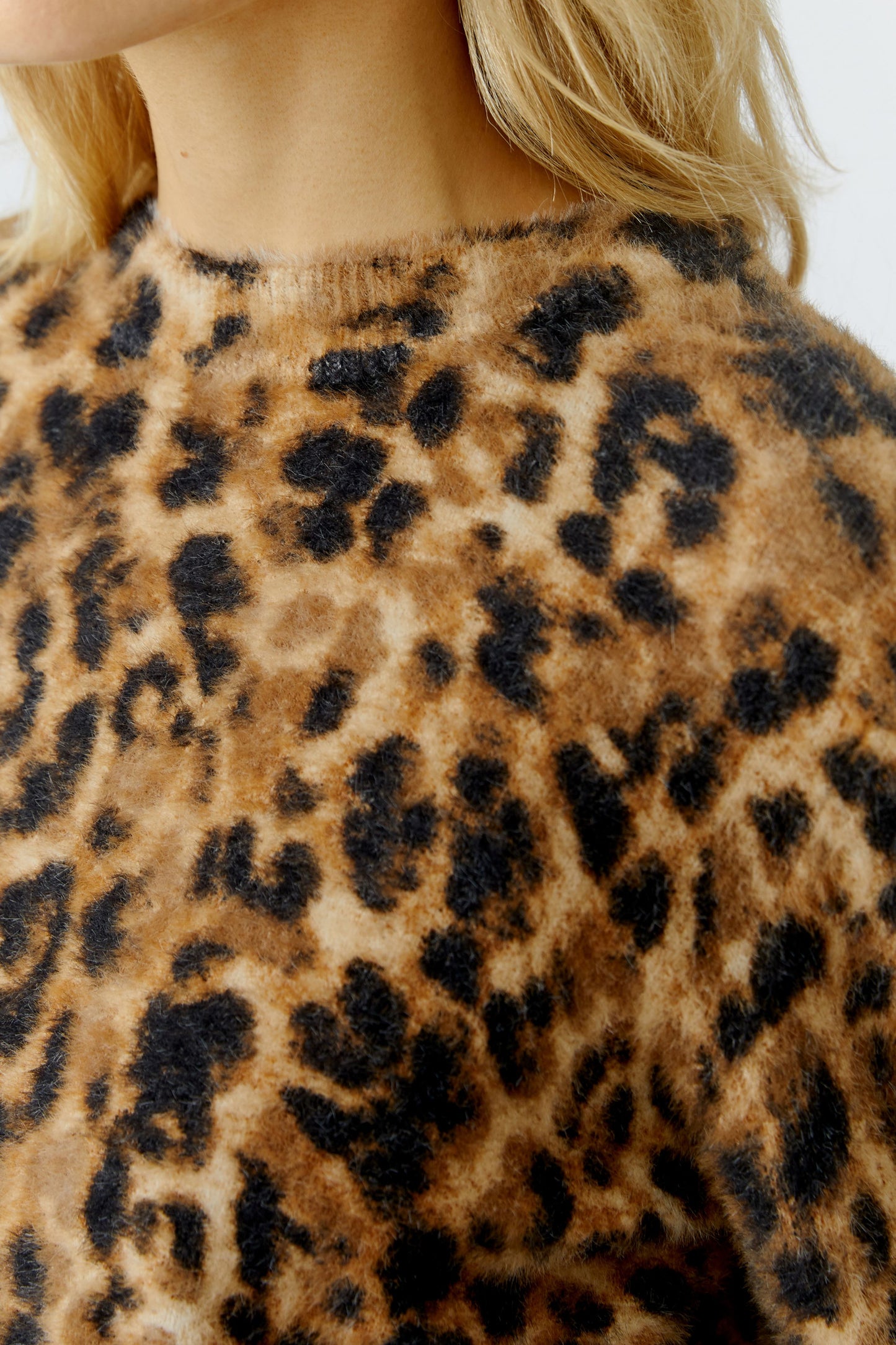O 86112 Leopard fluffy fitted jumper