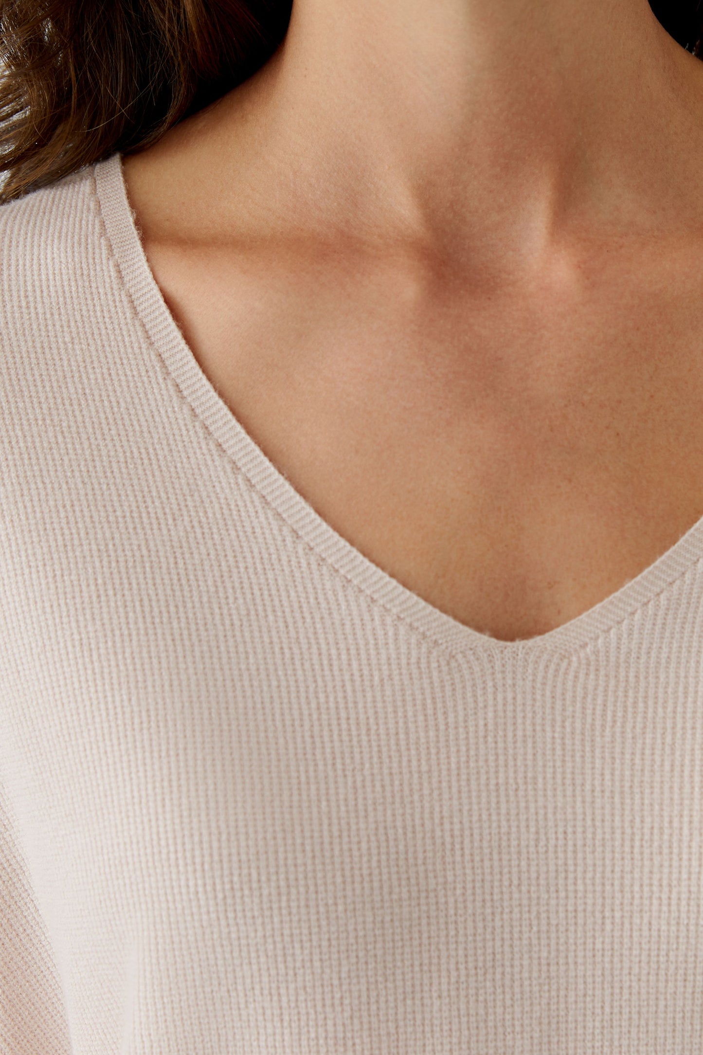 O 93708 Freyja v neck jumper