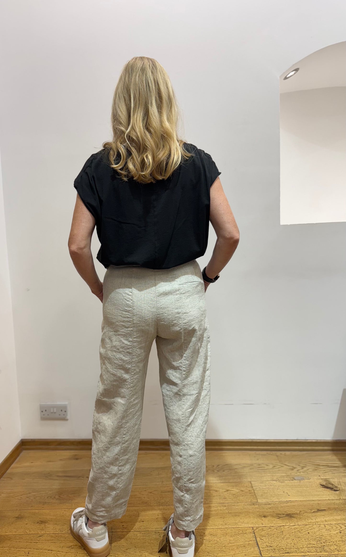 Tr C121 Slub textured linen carrot trousers
