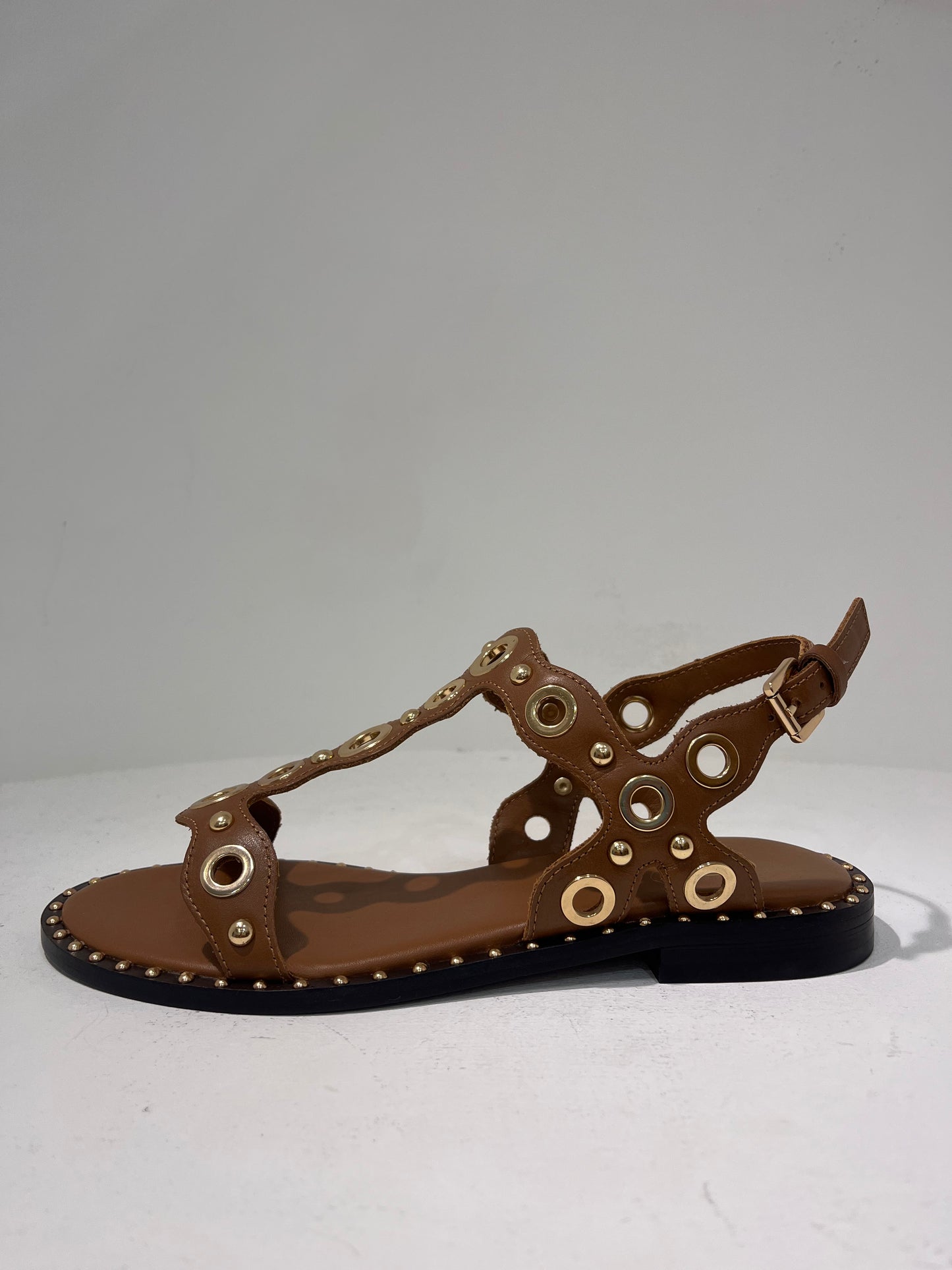 A Pop03 gold ring detail flat sandals
