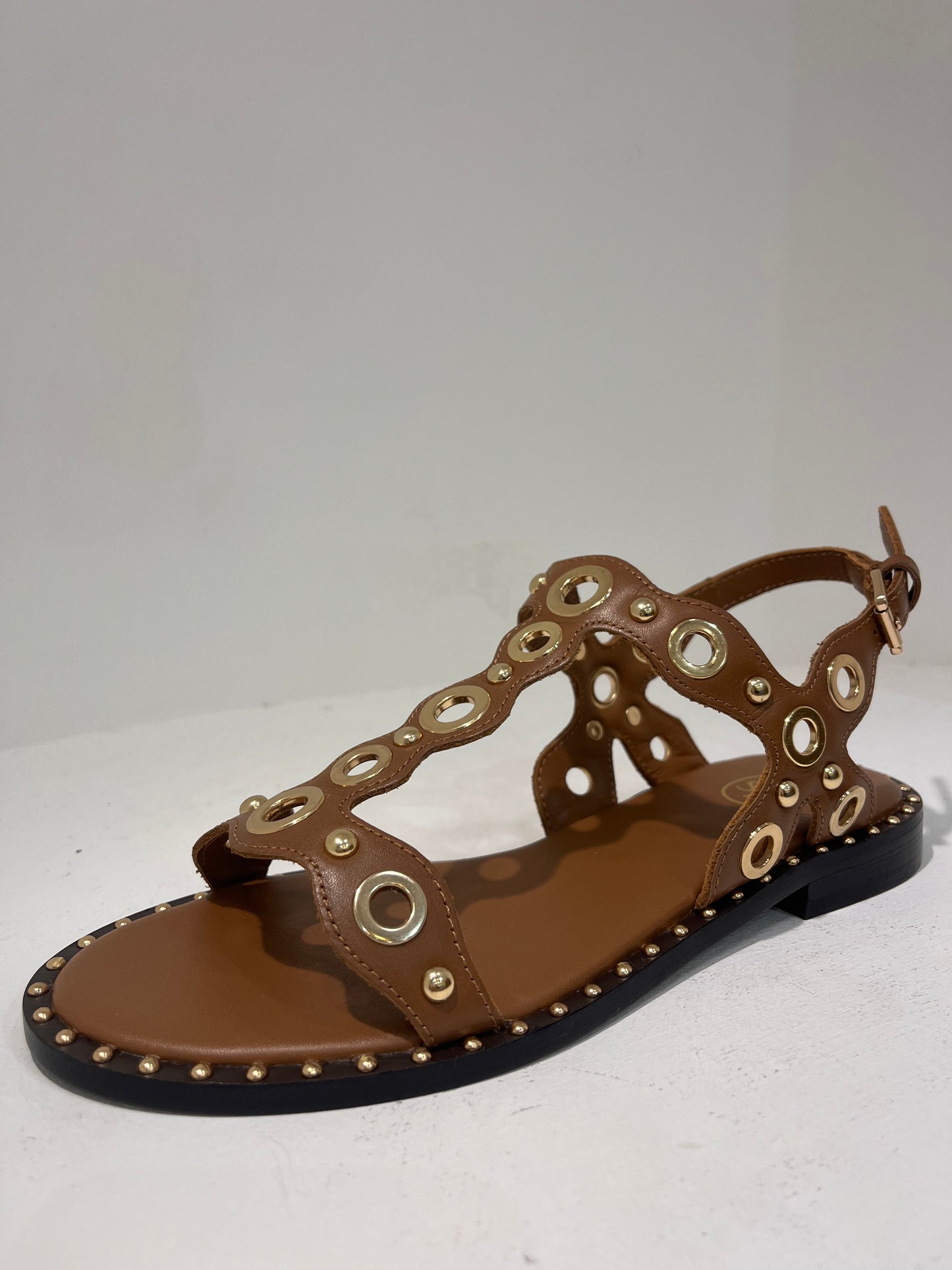 A Pop03 gold ring detail flat sandals