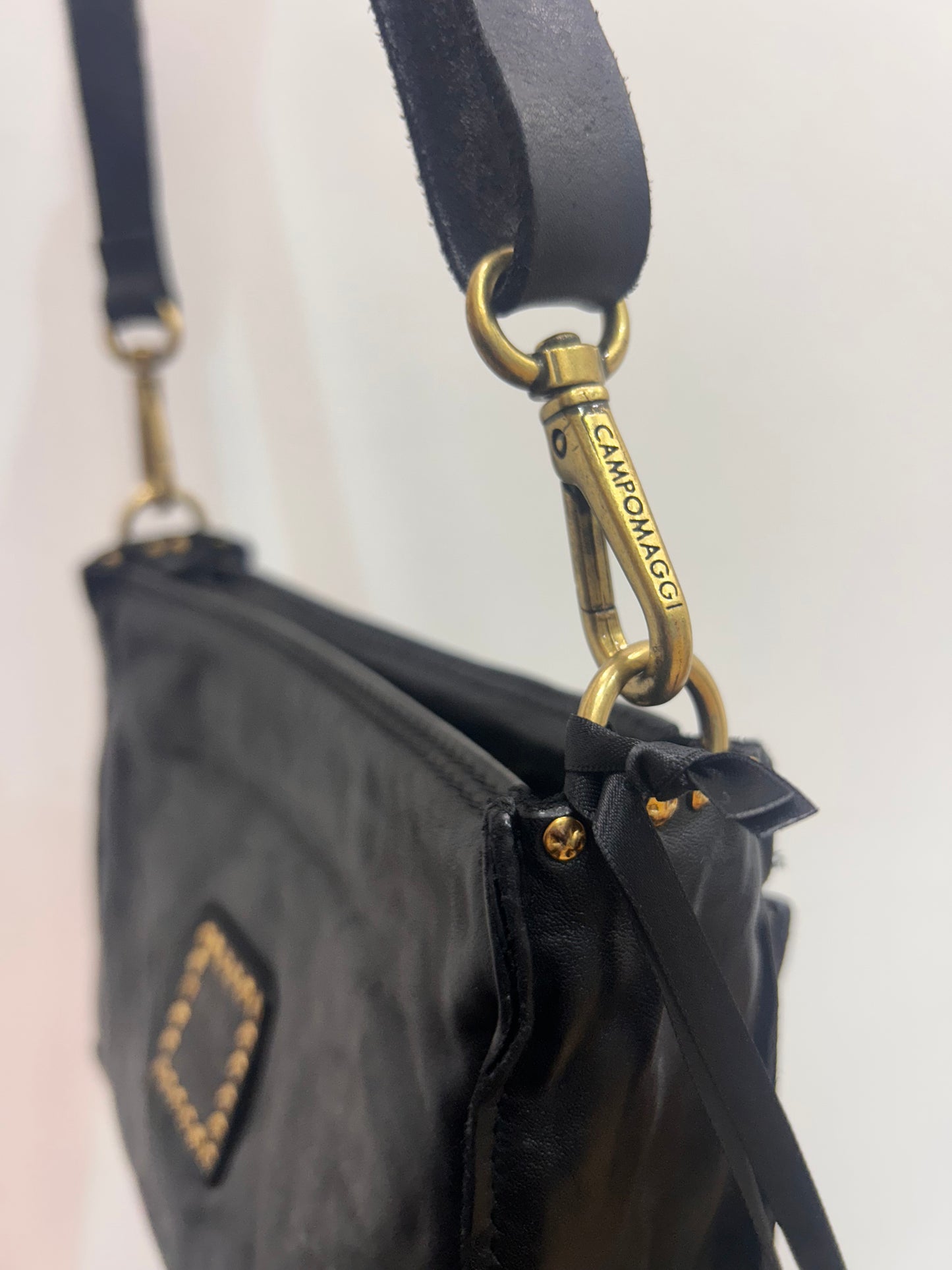 C 42790 Stud pocket xbody bag