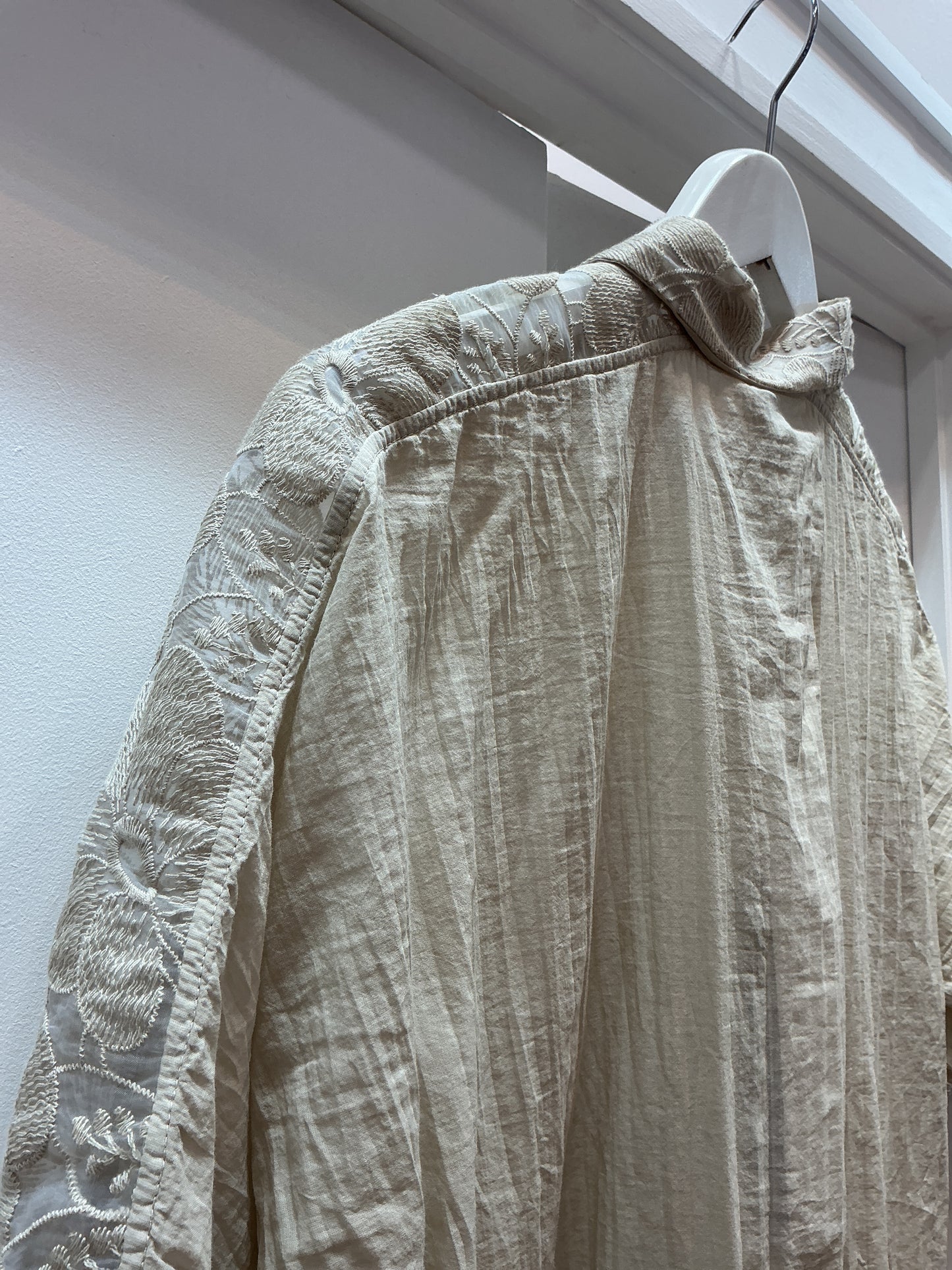 EC 67MO7504 Lace shoulders crinkle cotton blouse