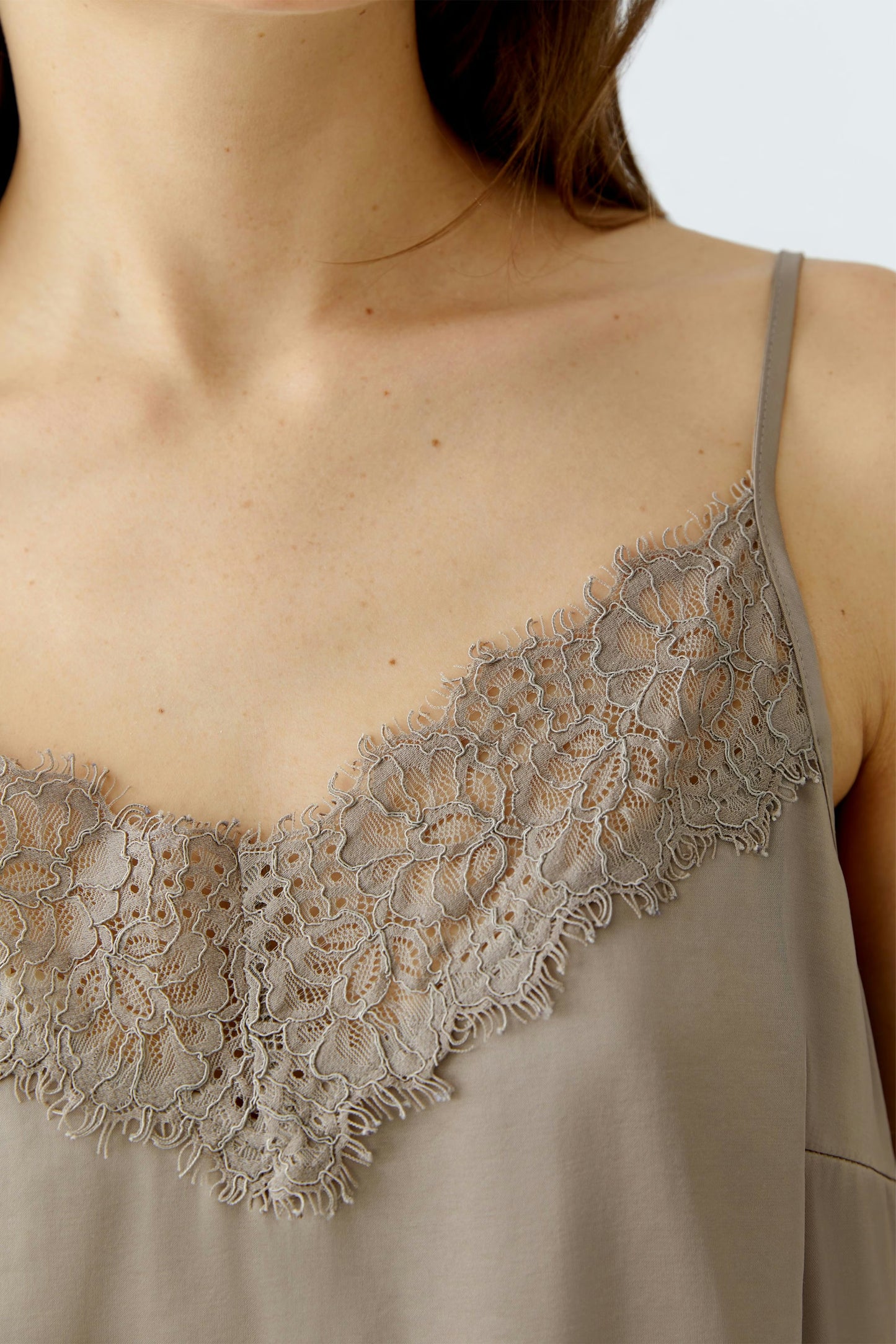 O 94325 Silky lace trim camisole