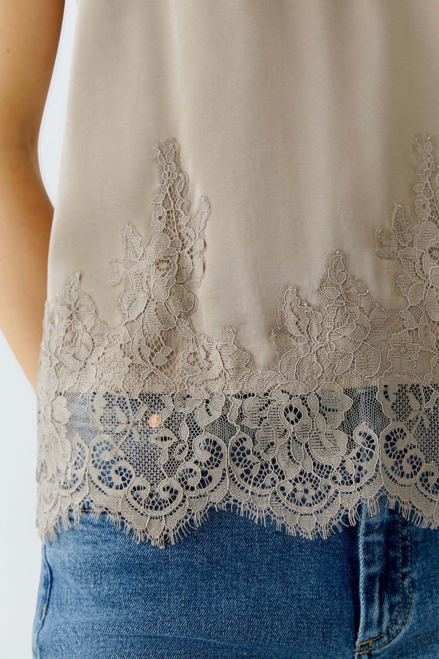 O 94325 Silky lace trim camisole