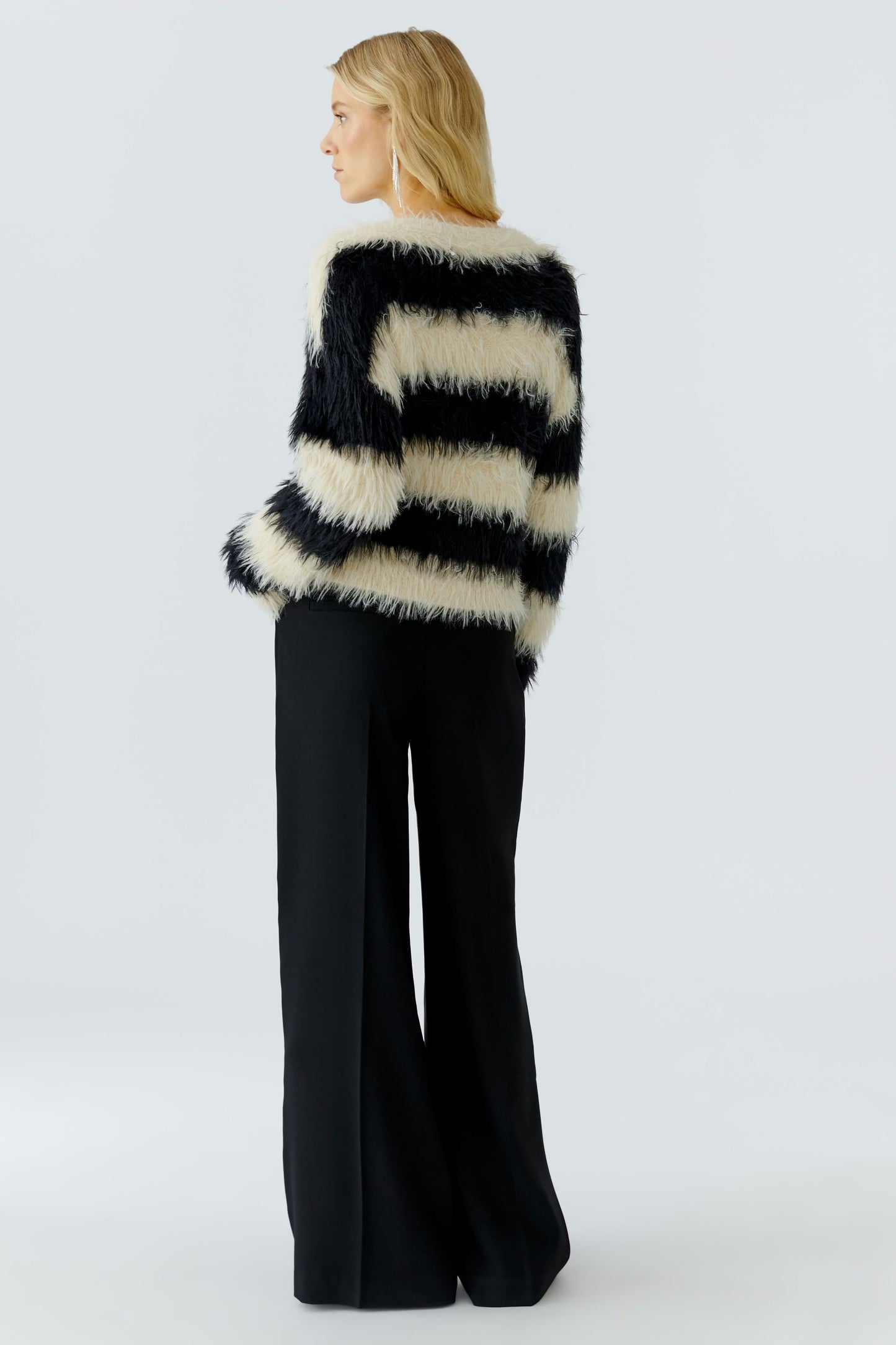 O 95506 fluffy striped pullover