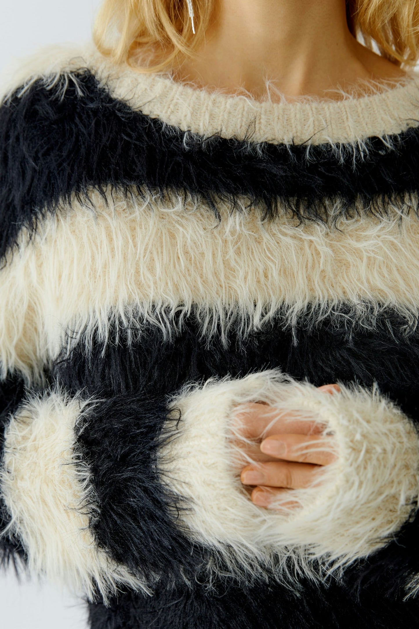 O 95506 fluffy striped pullover