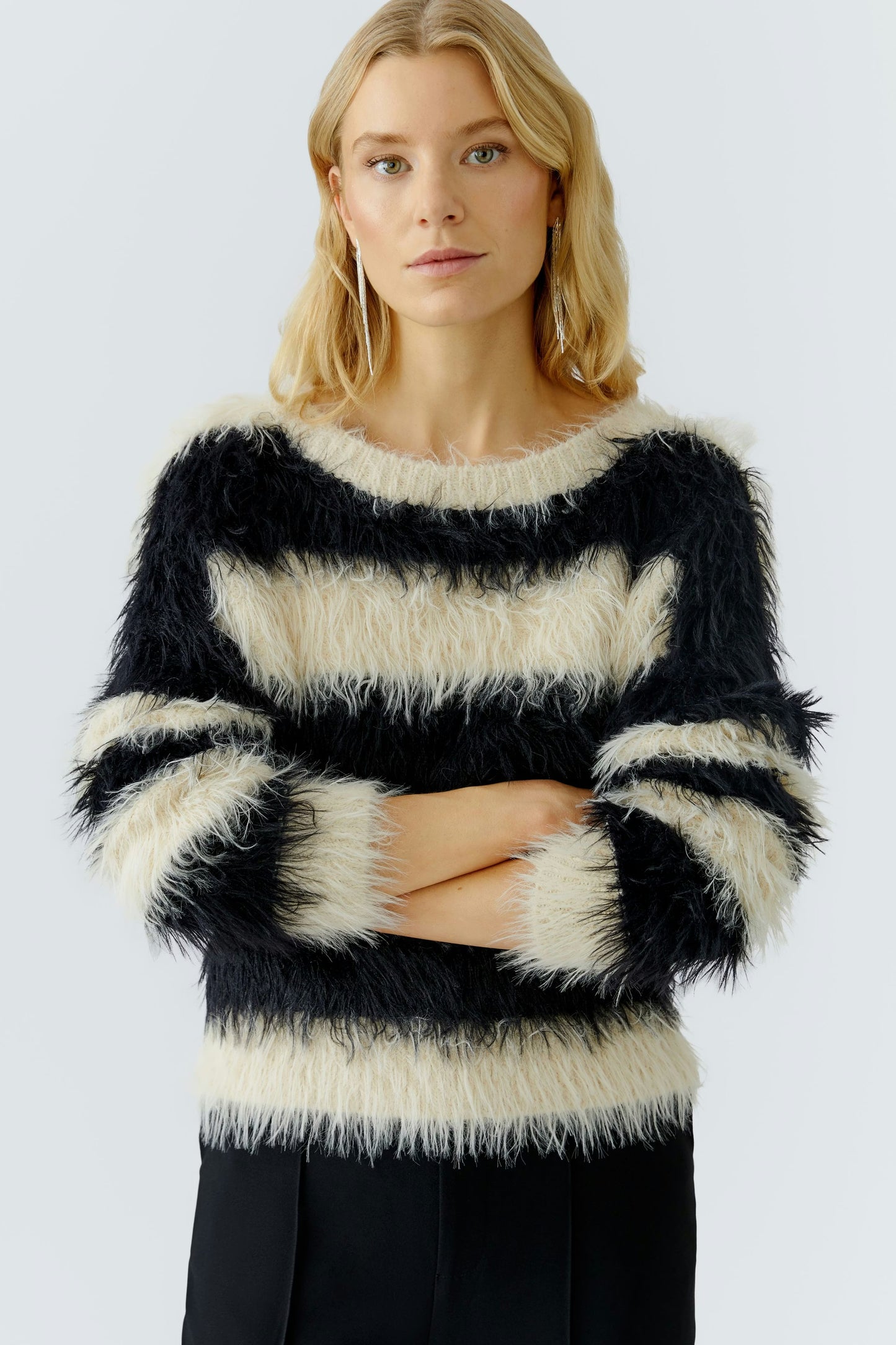 O 95506 fluffy striped pullover