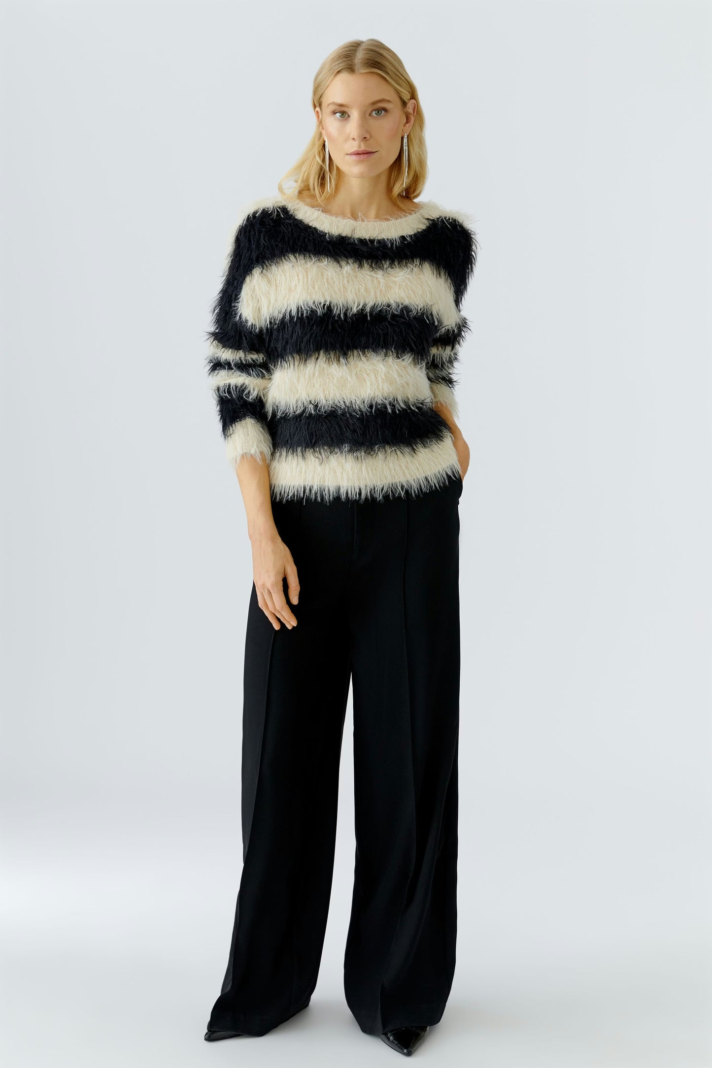 O 95506 fluffy striped pullover