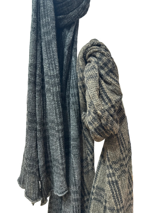 Tr 2002-12 Fine gauge checked shawl scarf