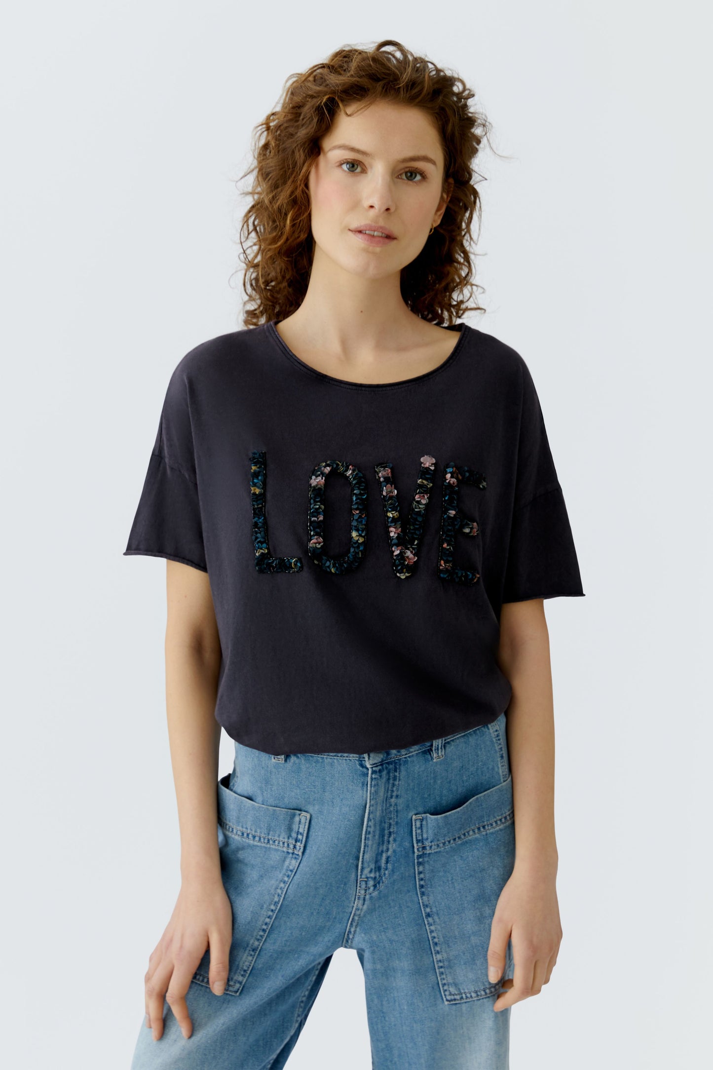 O 96685 LOVE floral petal T-shirt