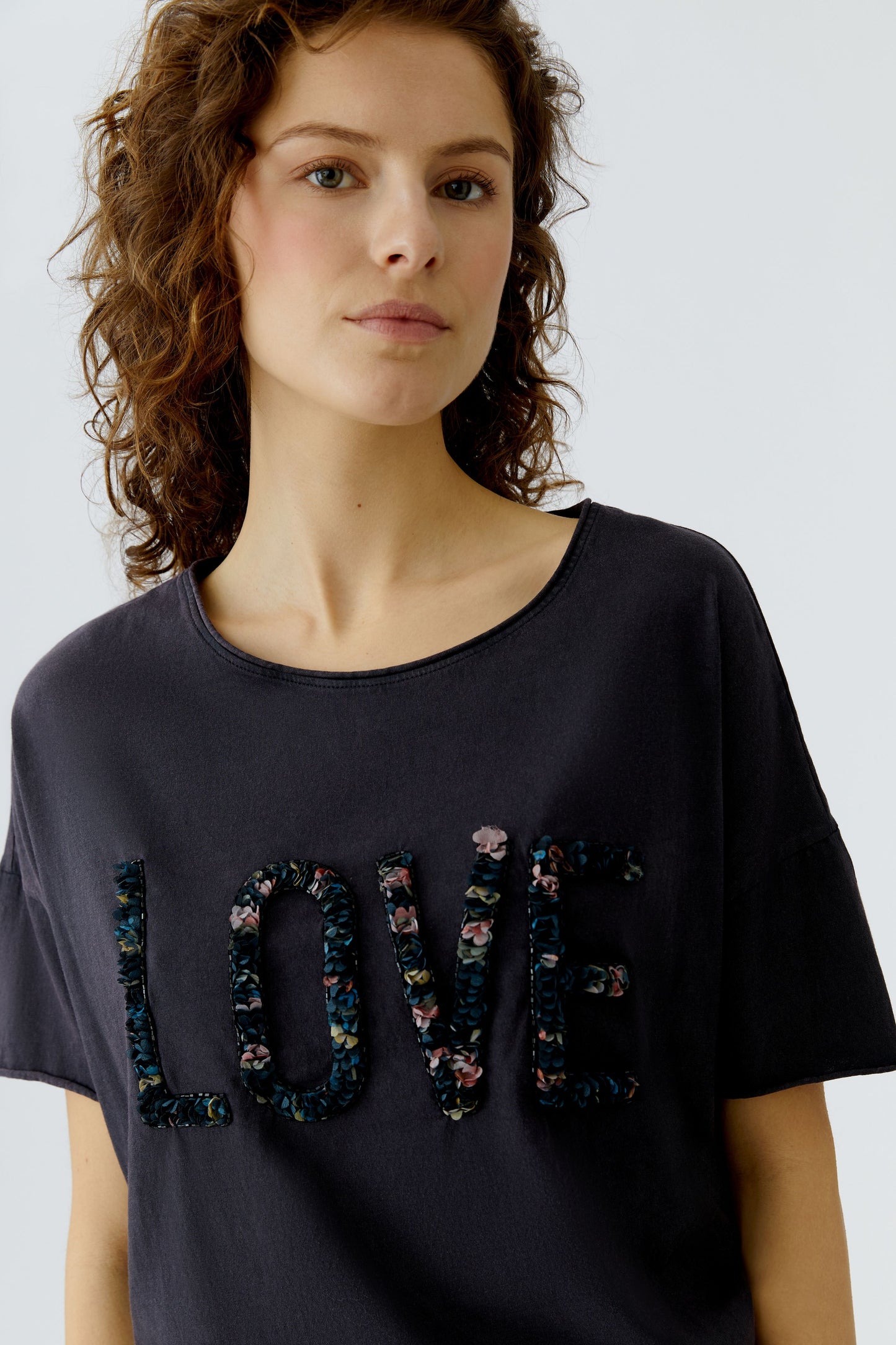 O 96685 LOVE floral petal T-shirt
