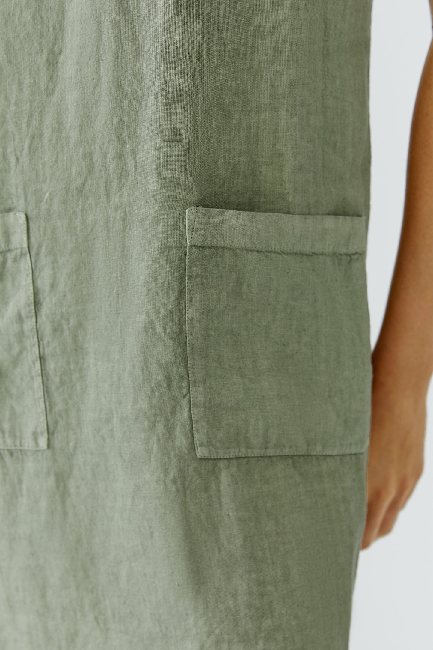 O 97170 Linen shaped notch neck dress