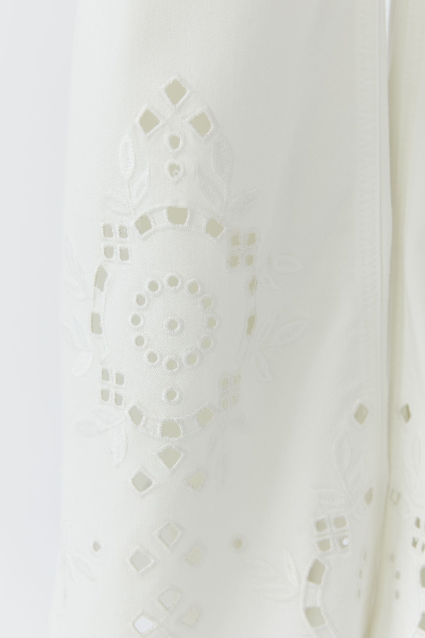 O 97478 Broderie hem bootleg jeans