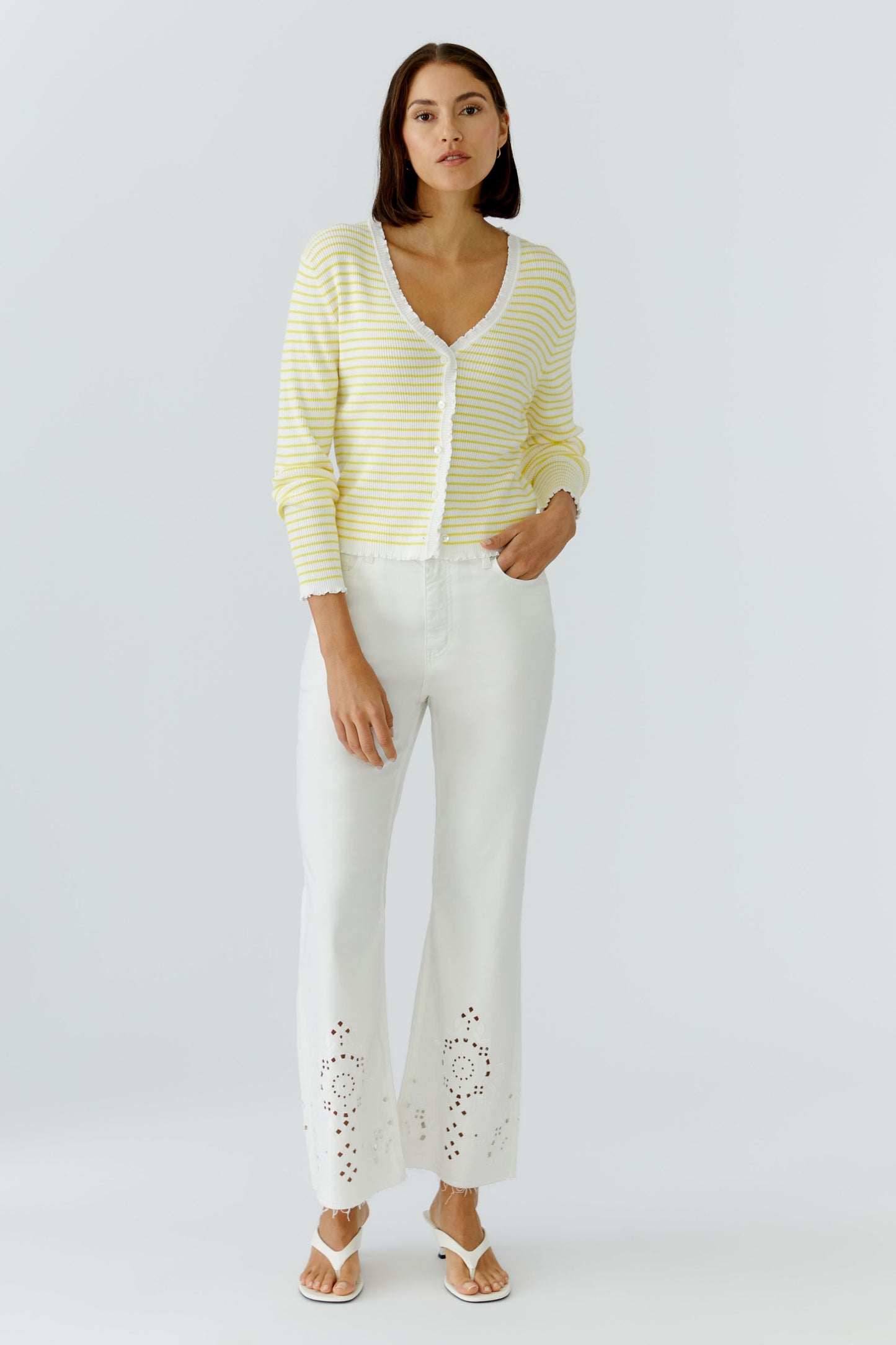 O 97478 Broderie hem bootleg jeans
