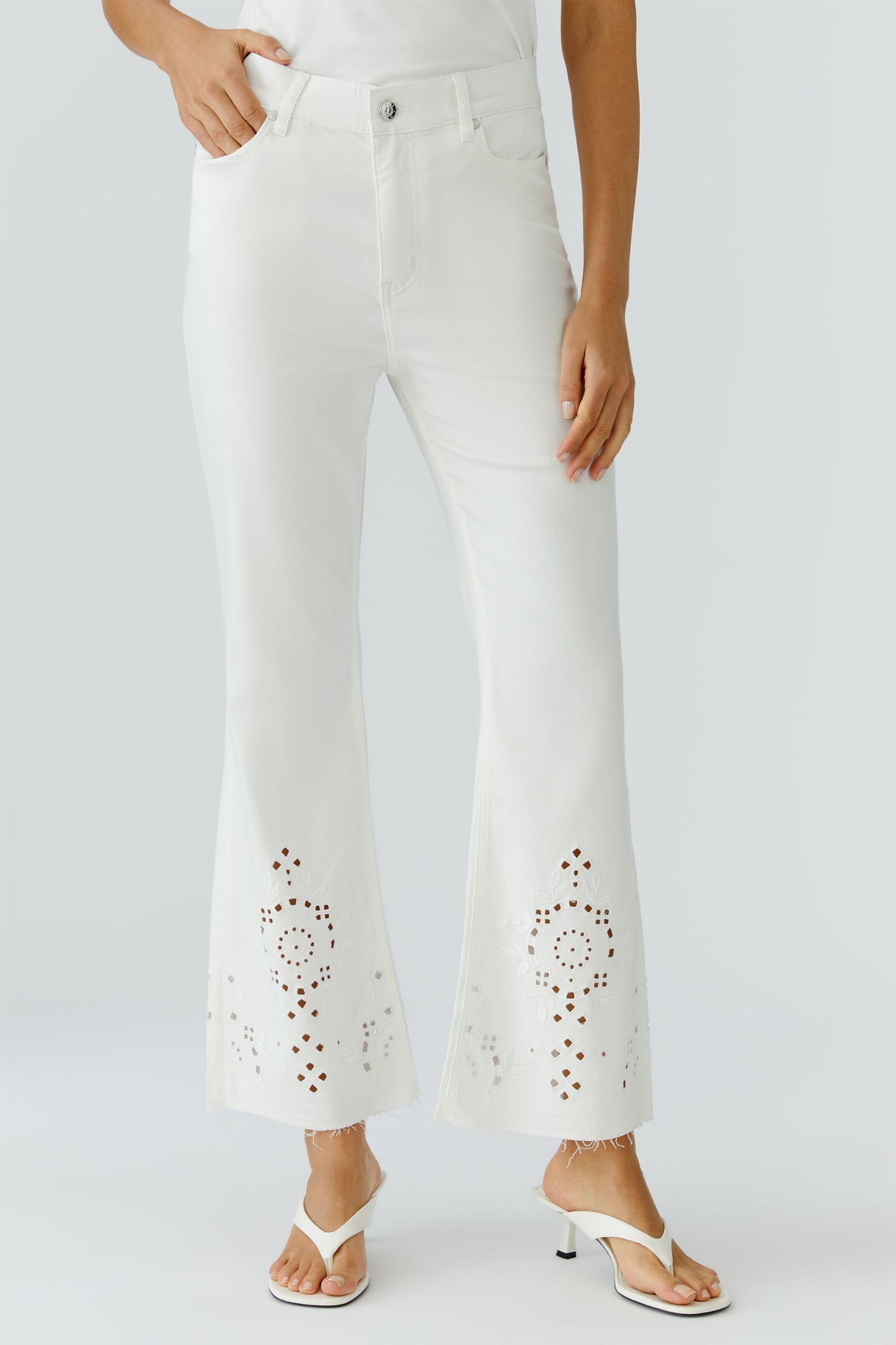 O 97478 Broderie hem bootleg jeans