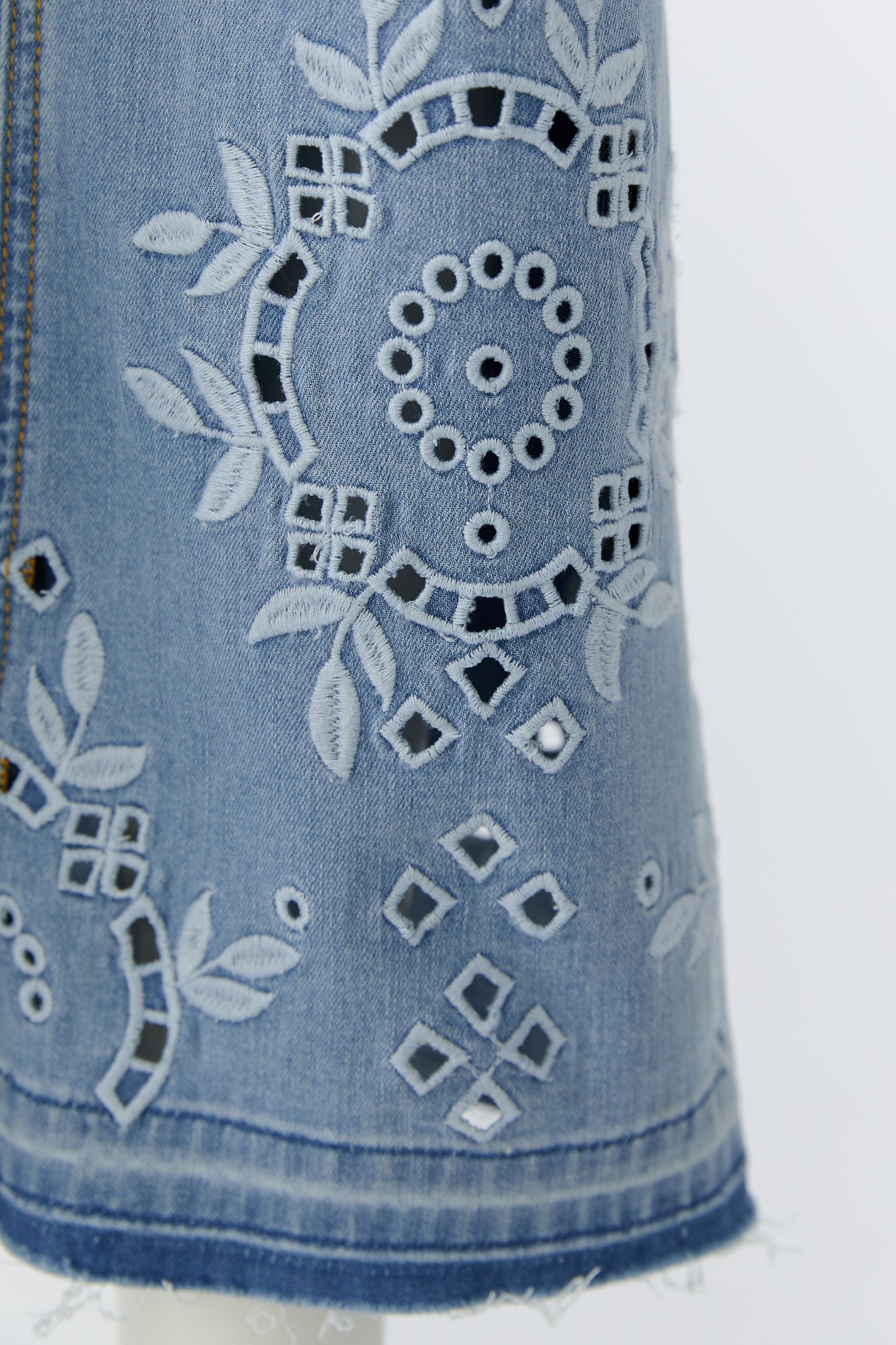 O 97658 Broderie raw hem bootleg jeans