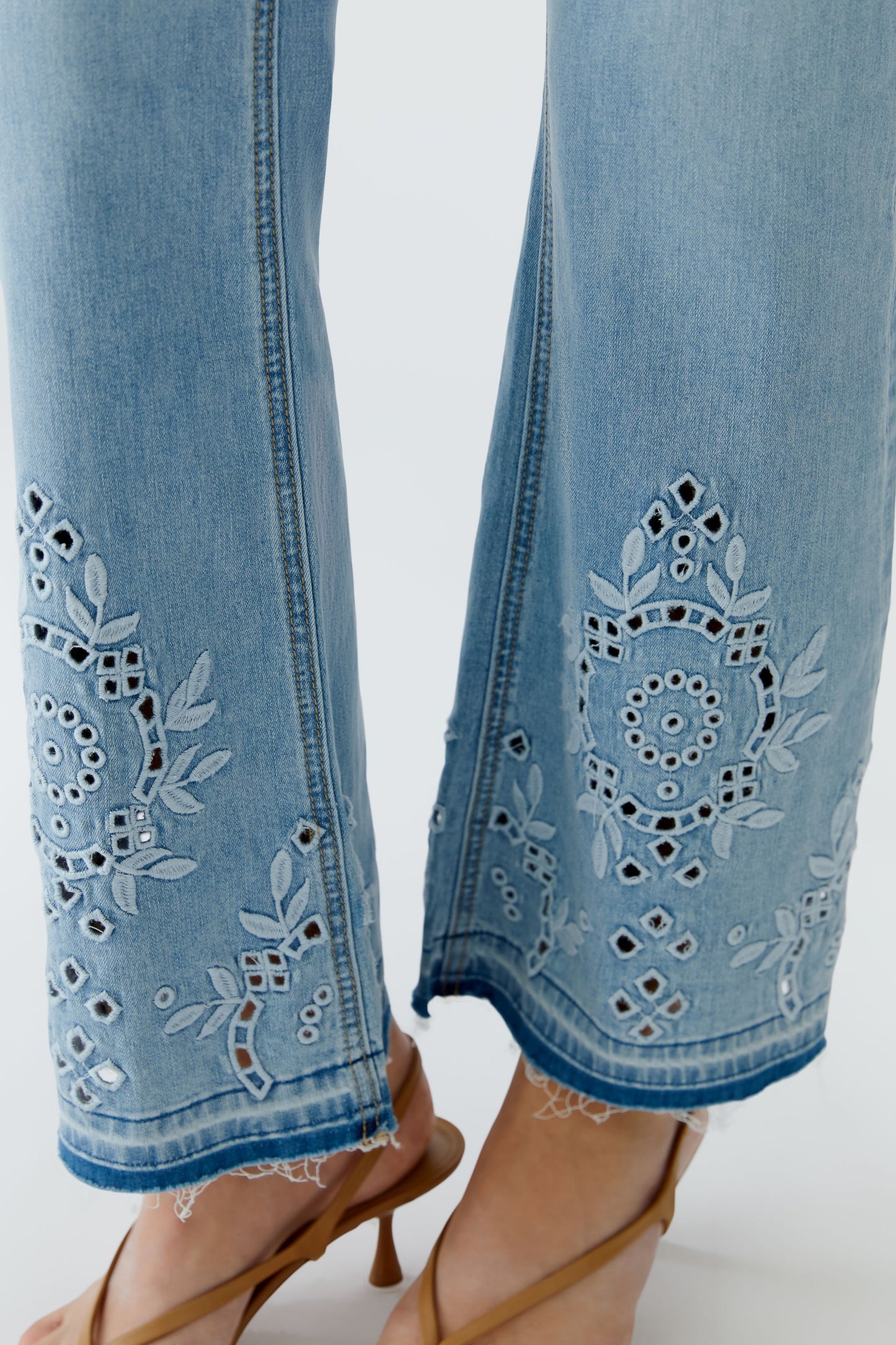 O 97658 Broderie raw hem bootleg jeans
