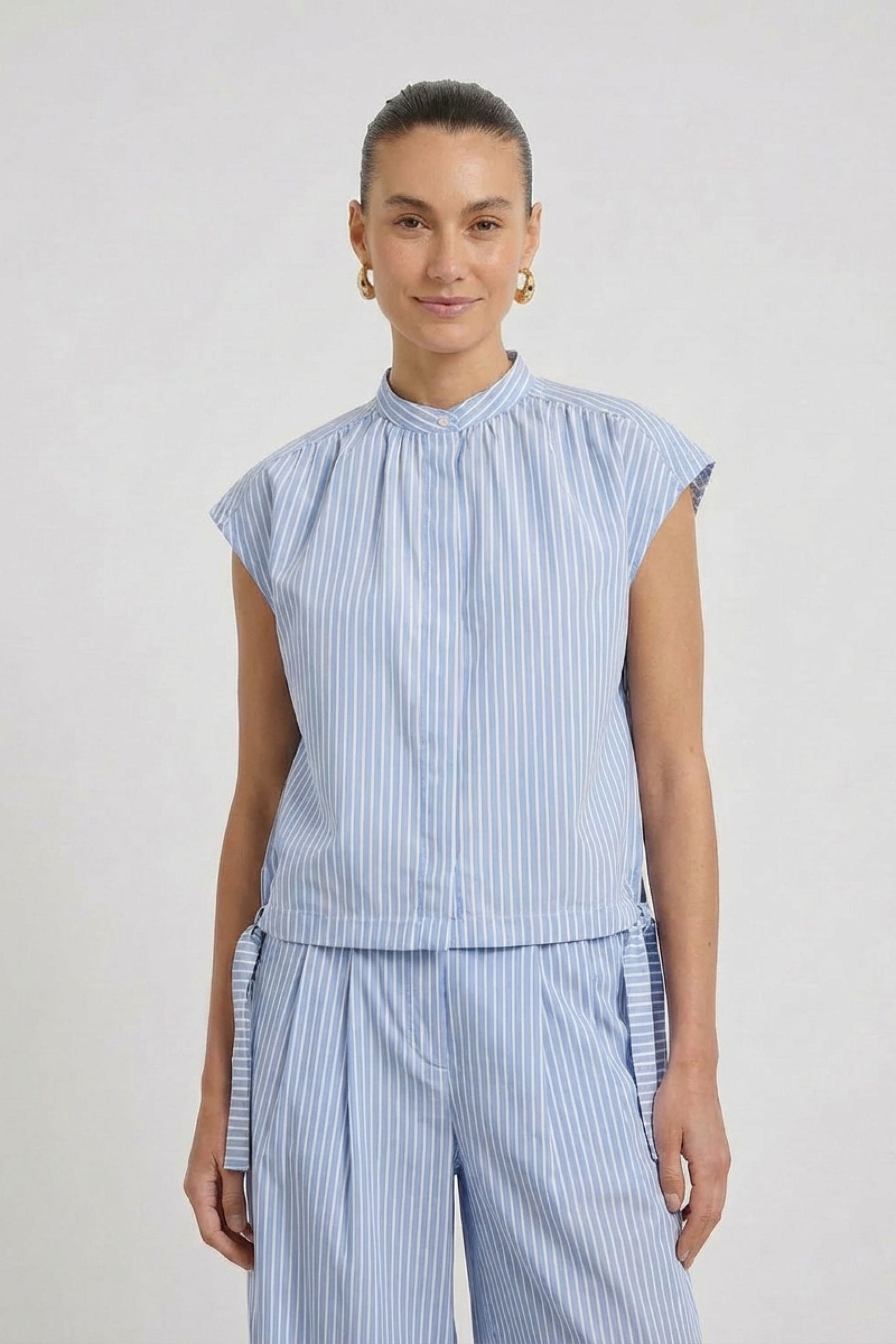 O 98652 Stripe sleeveless blouse