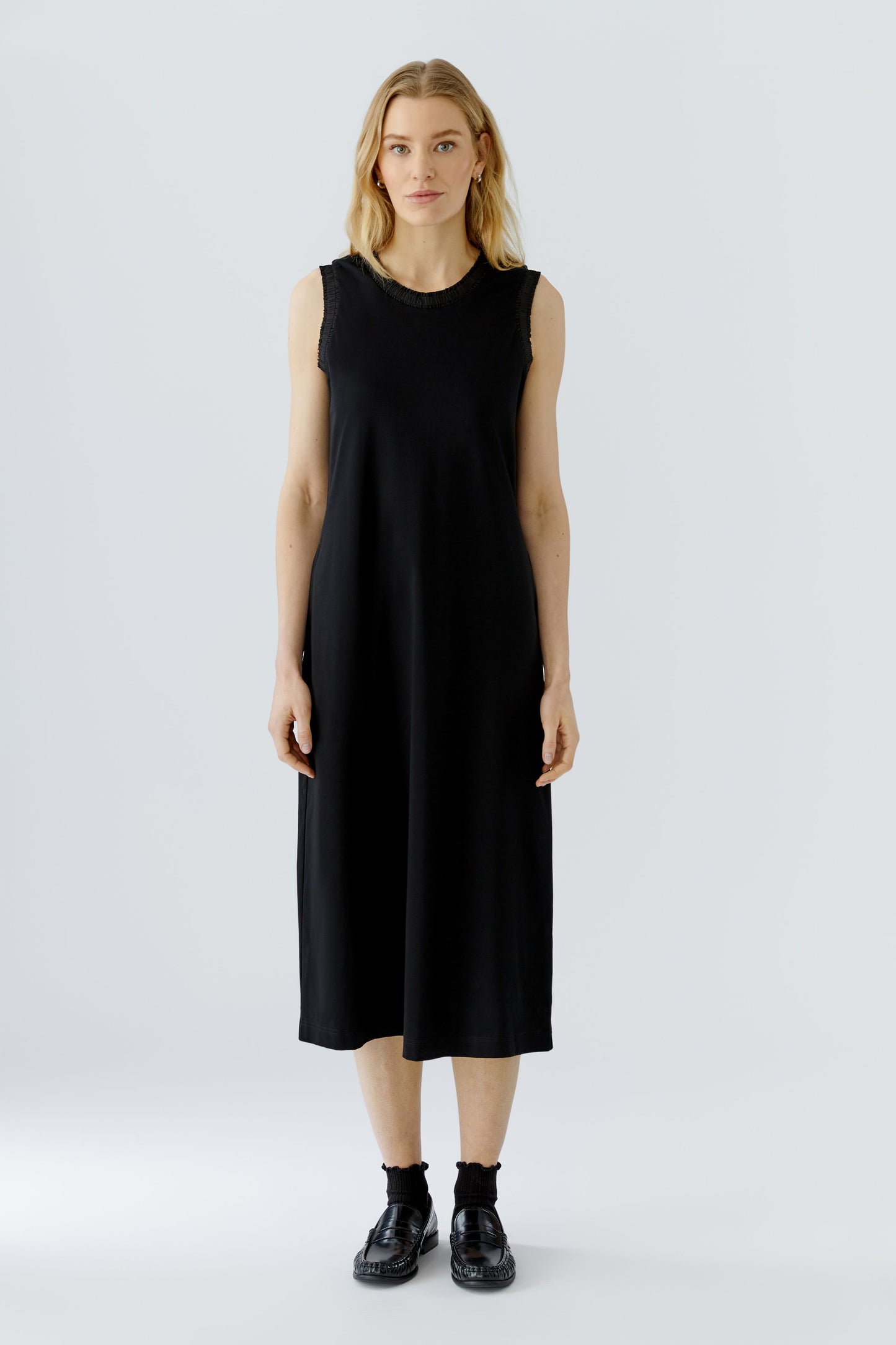 O 98820 Sleeveless dress