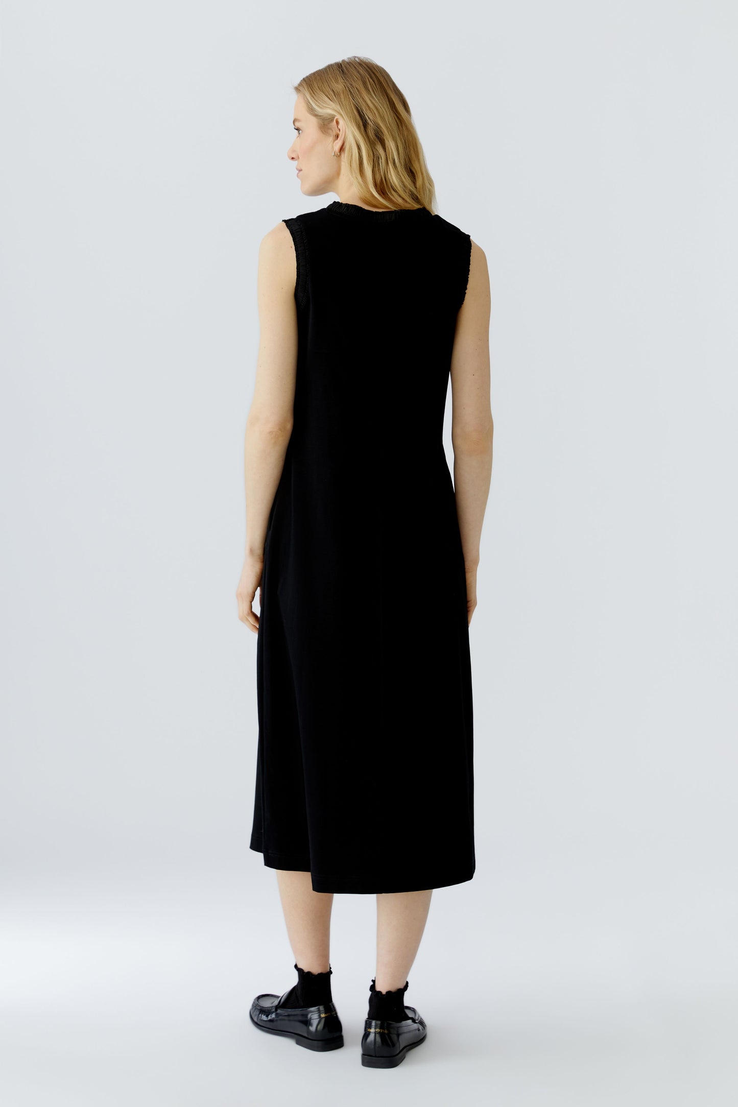 O 98820 Sleeveless dress