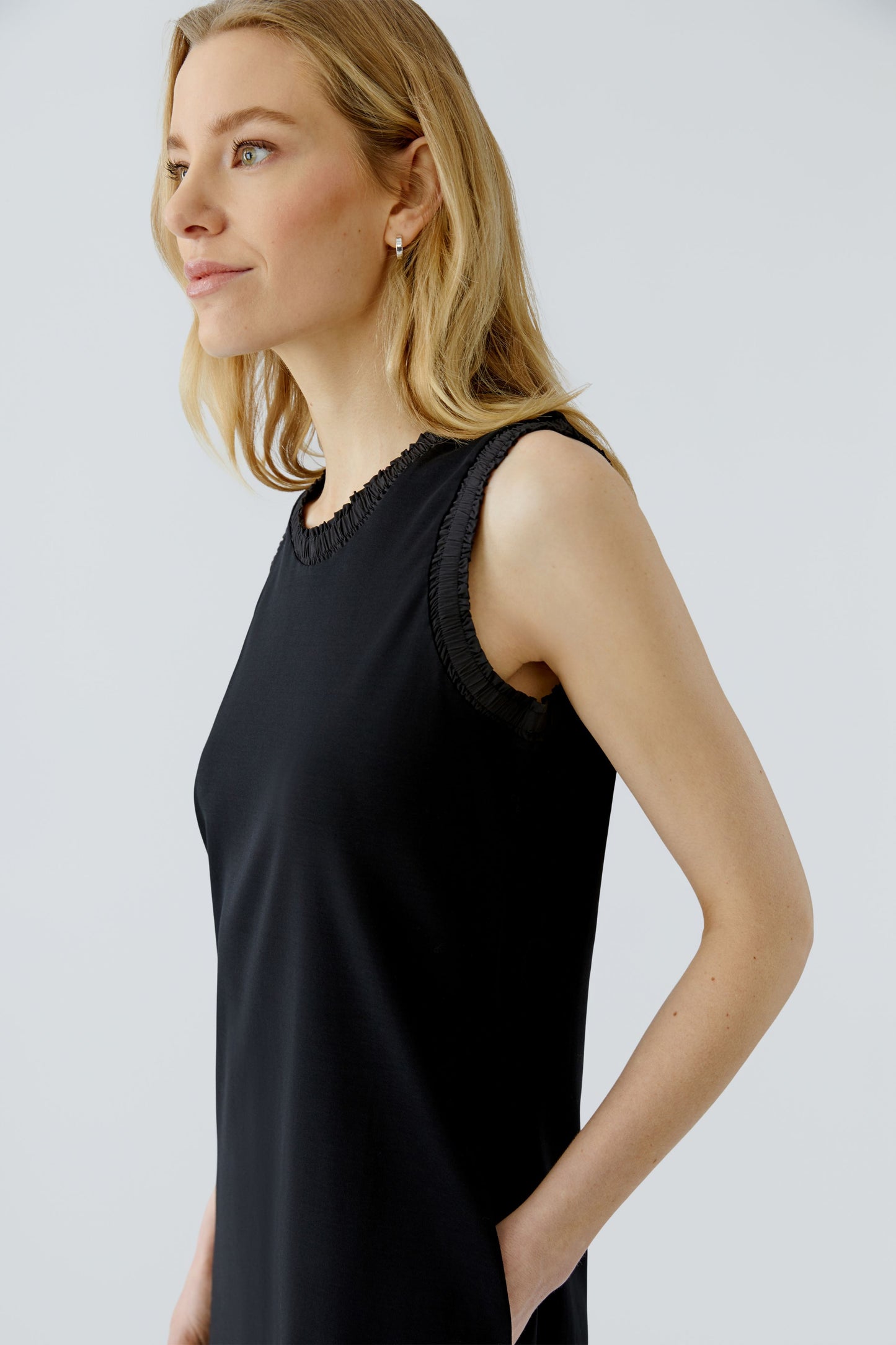O 98820 Sleeveless dress