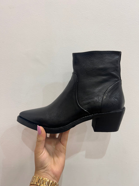 Z 252 21 15 7A washed leather western ankle boot