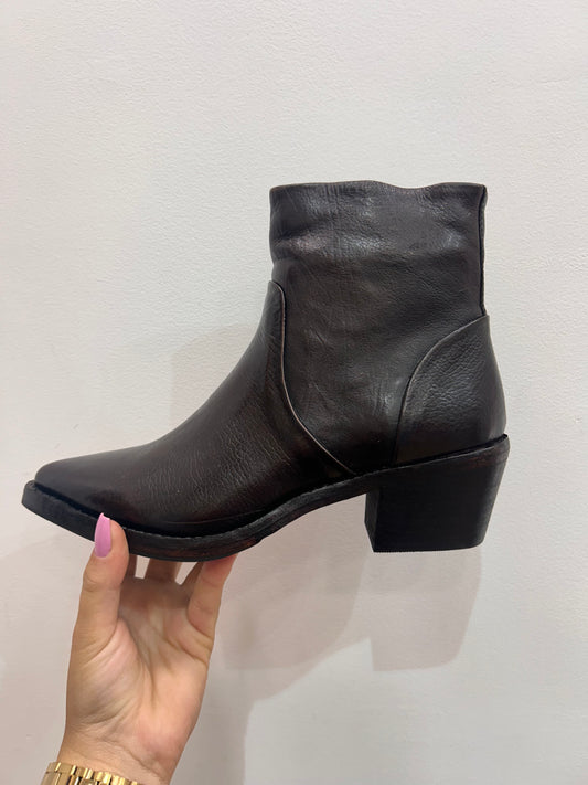 Z 252 21 15 7A washed leather western ankle boot
