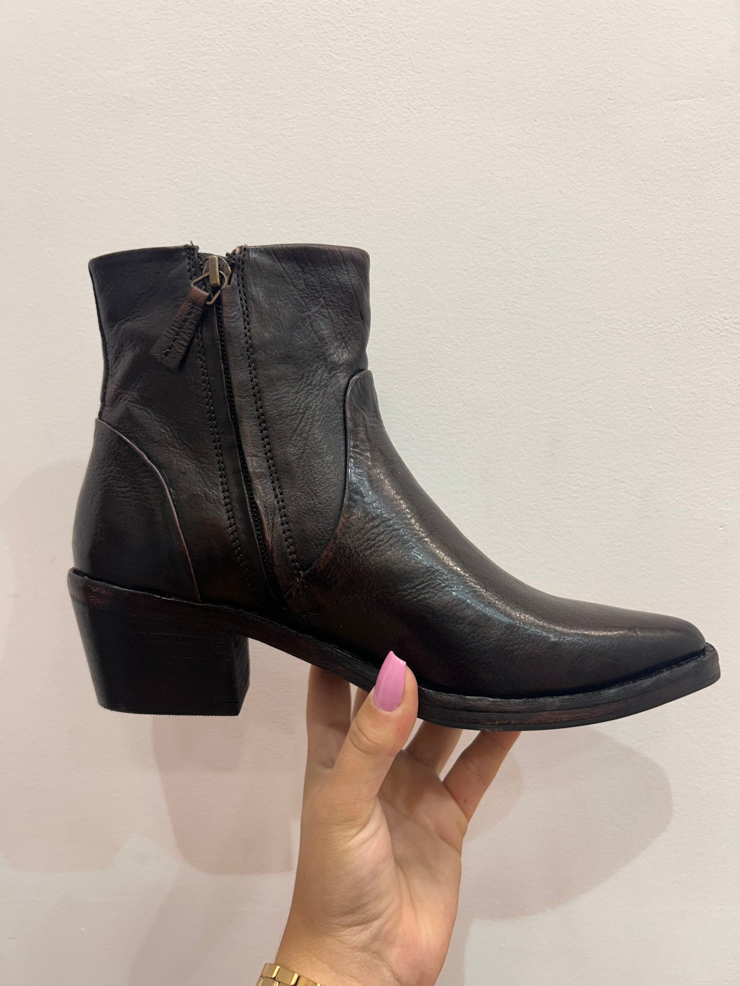 Z 252 21 15 7A washed leather western ankle boot
