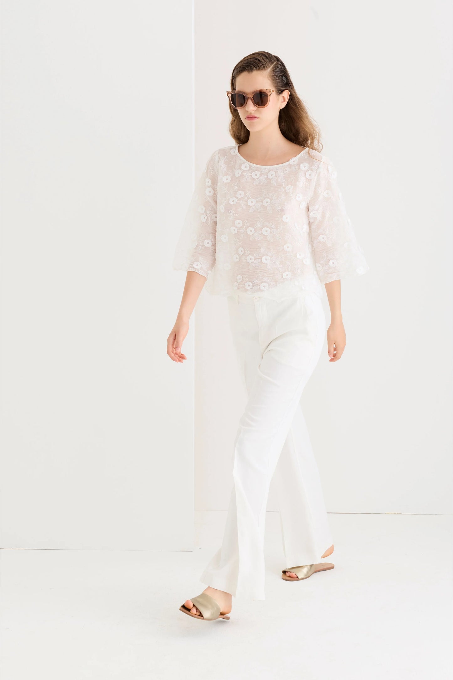 EC 38B07685 Flower applique shell top