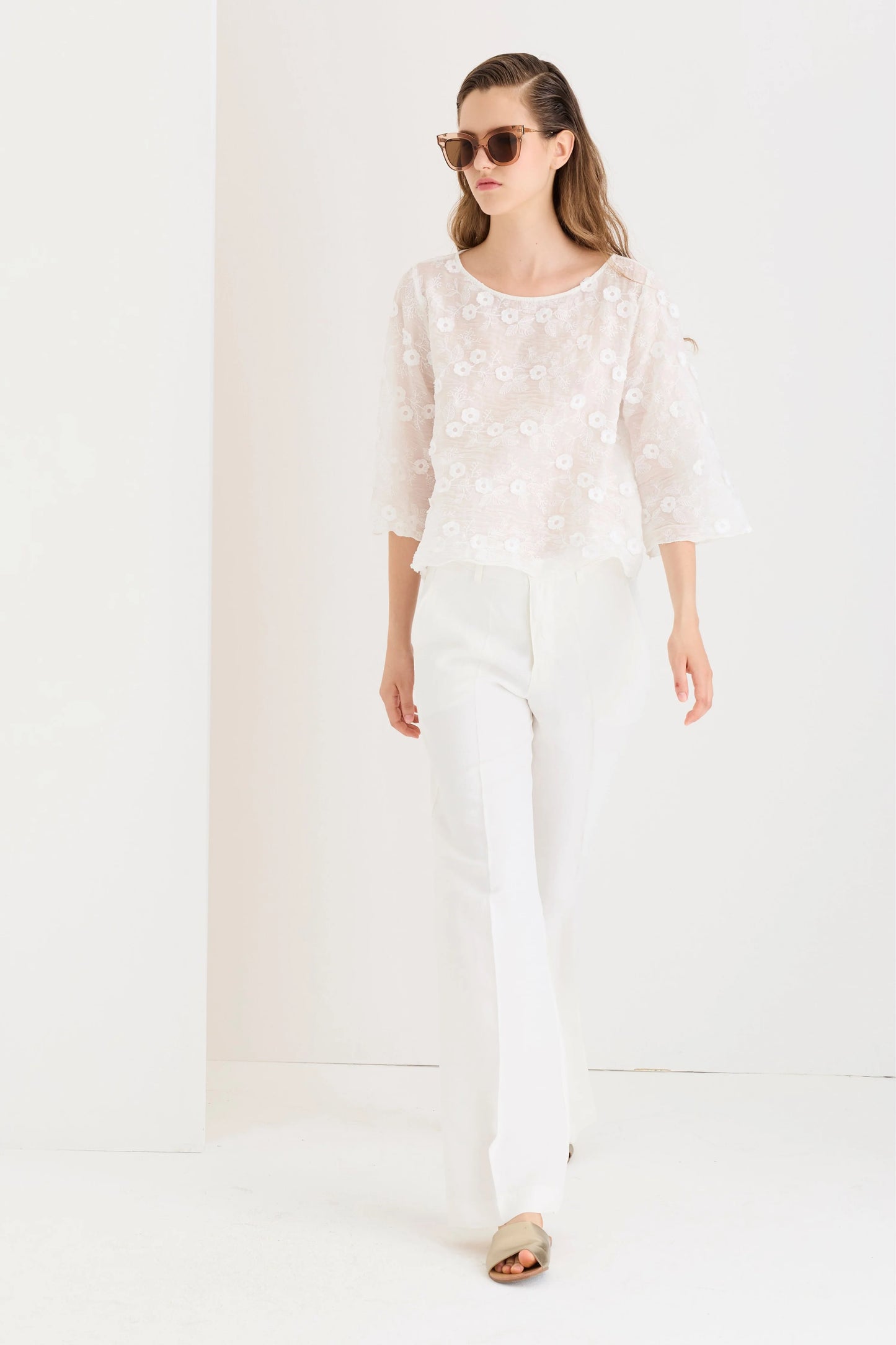 EC 38B07685 Flower applique shell top