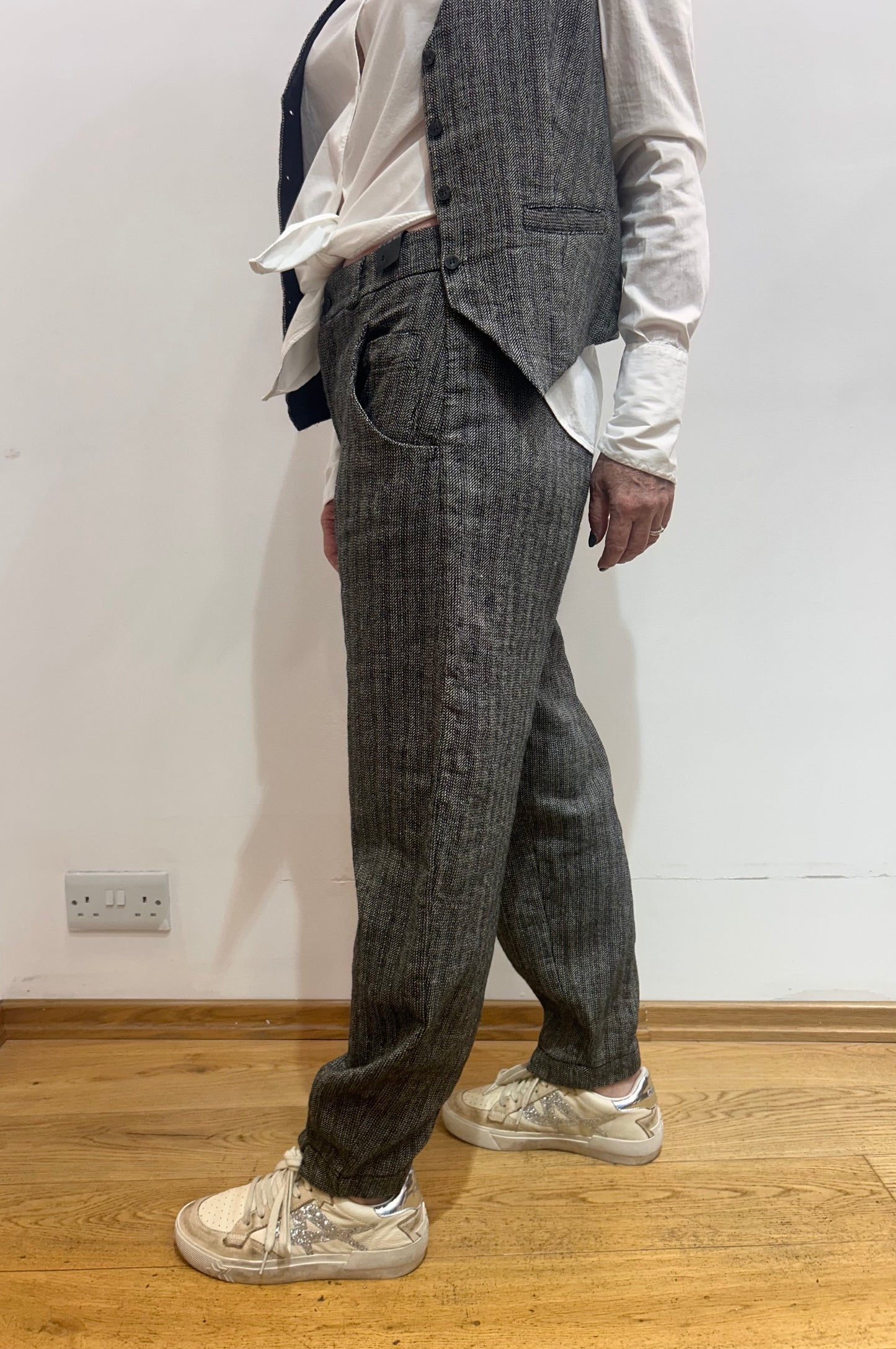 Tr A104 Herringbone stripe carrot trousers