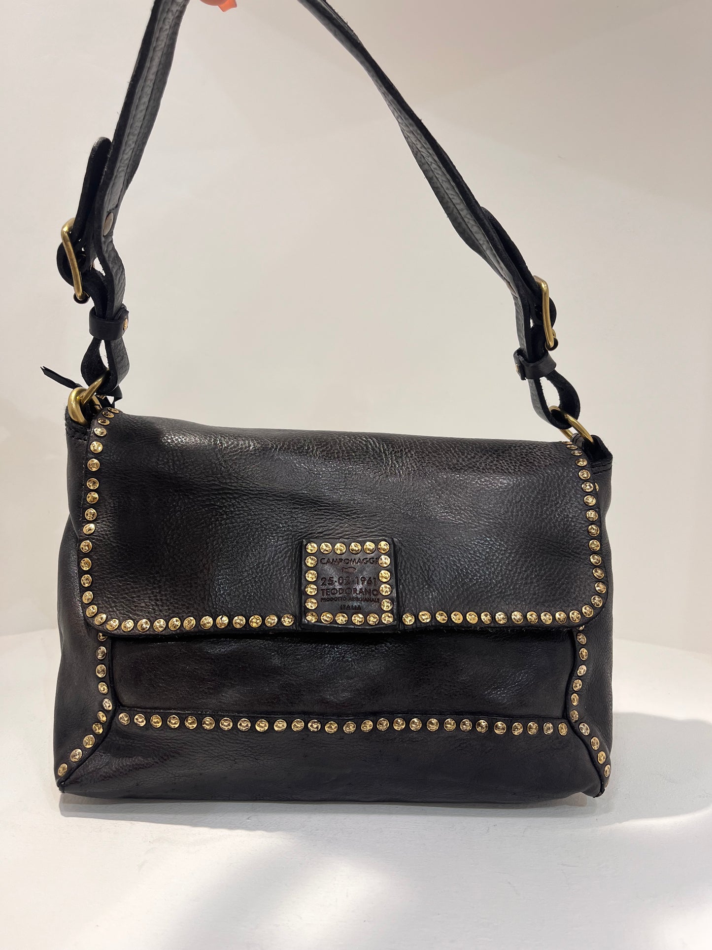 C C035960nd Stud trim shoulderbag