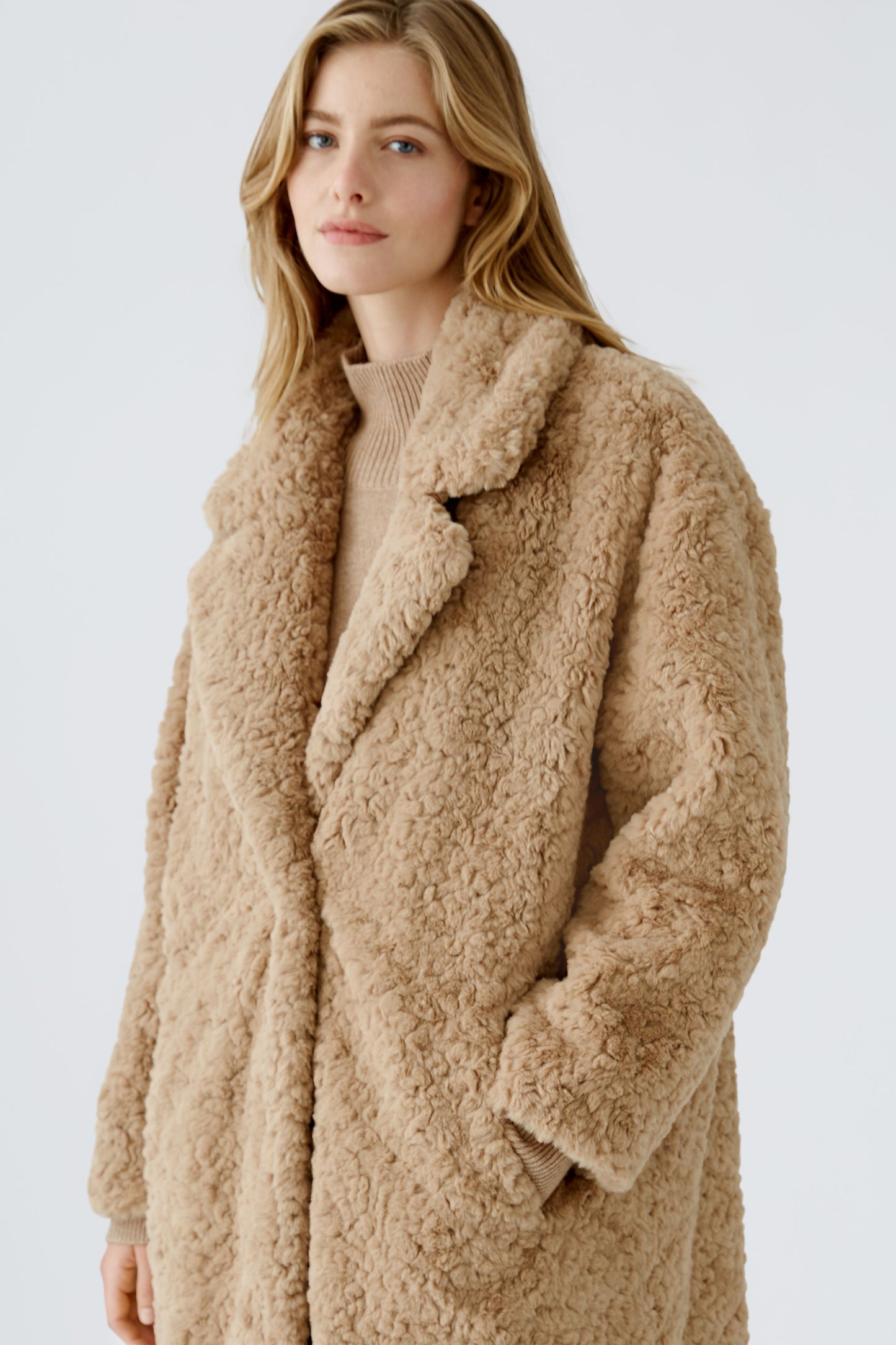 O 89835 Cuddle faux fur coat