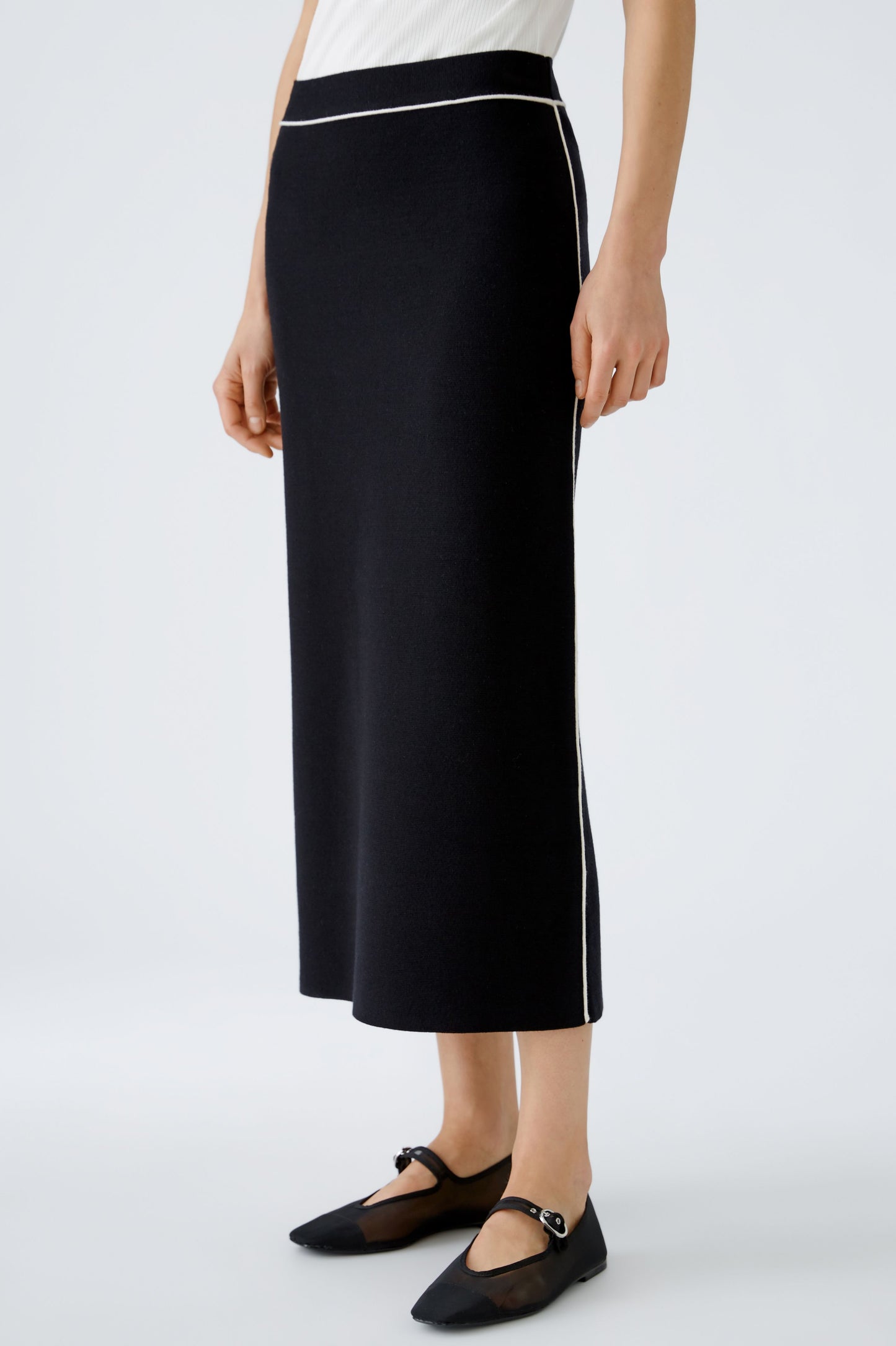 O 90658 Silk mix piped trim knitted skirt