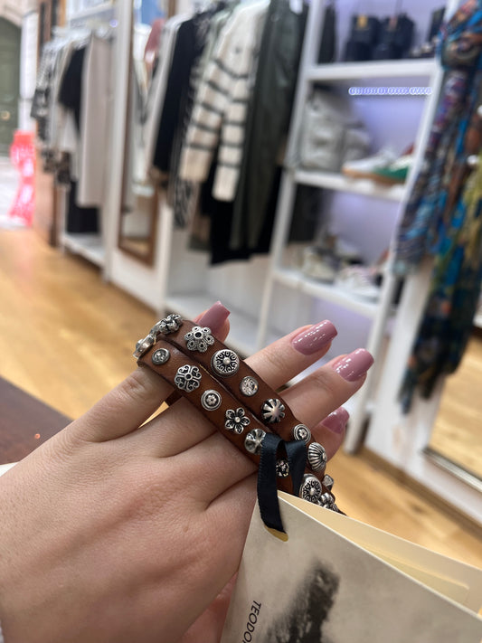 C C002270nd-brown Floral stud bracelet with buckle.
