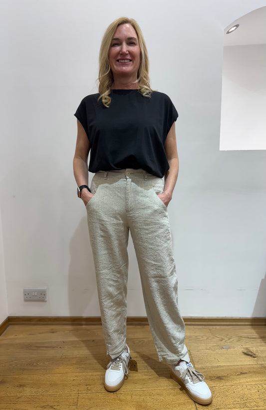 Tr C121 Slub textured linen carrot trousers