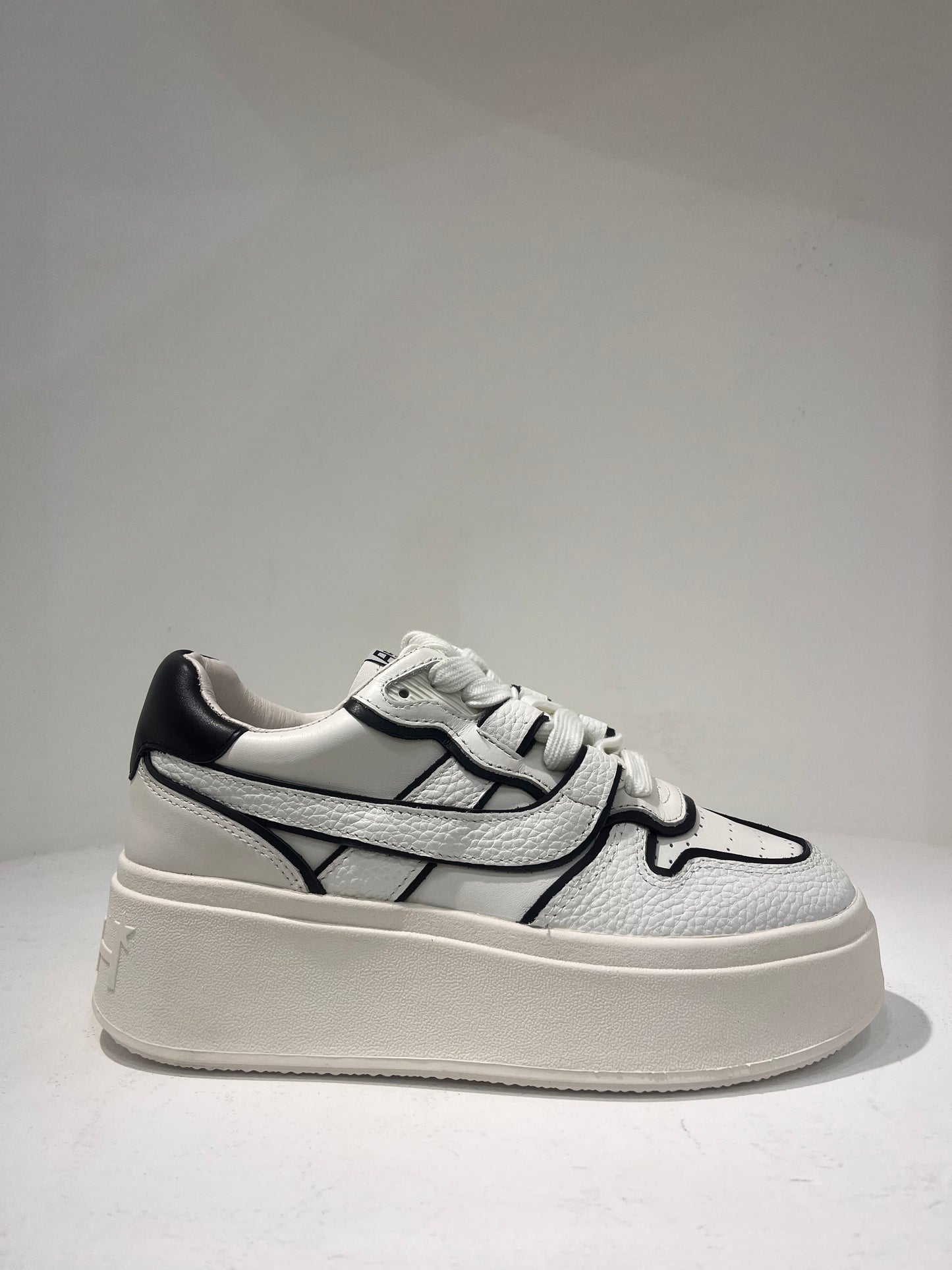 A Matchbis02 leather platform sneaker