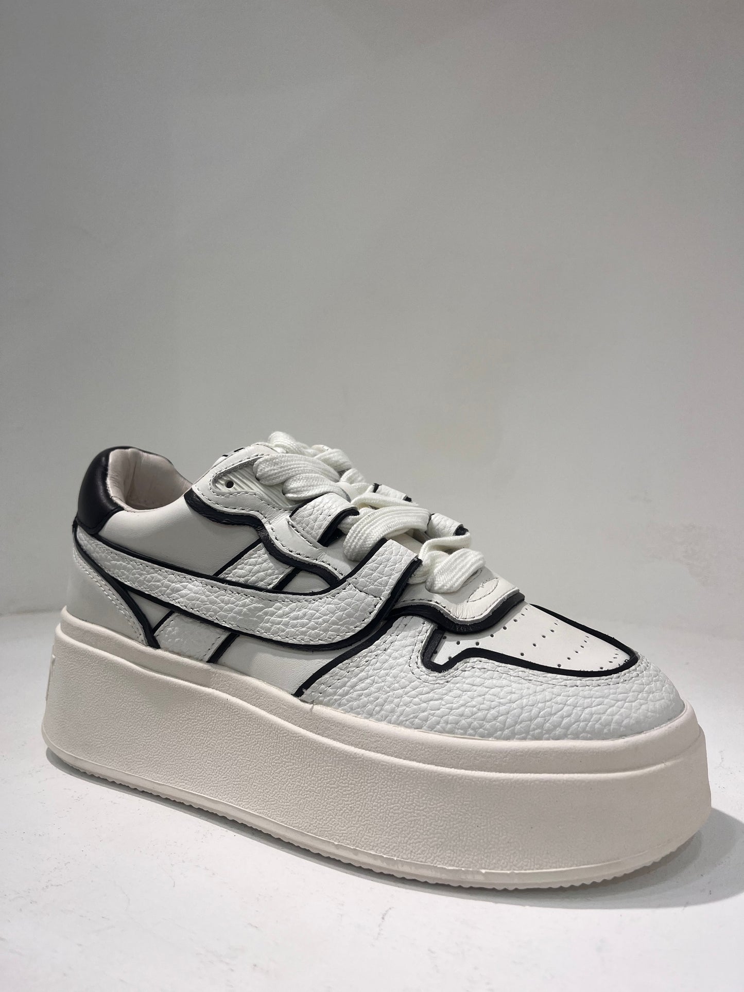 A Matchbis02 leather platform sneaker