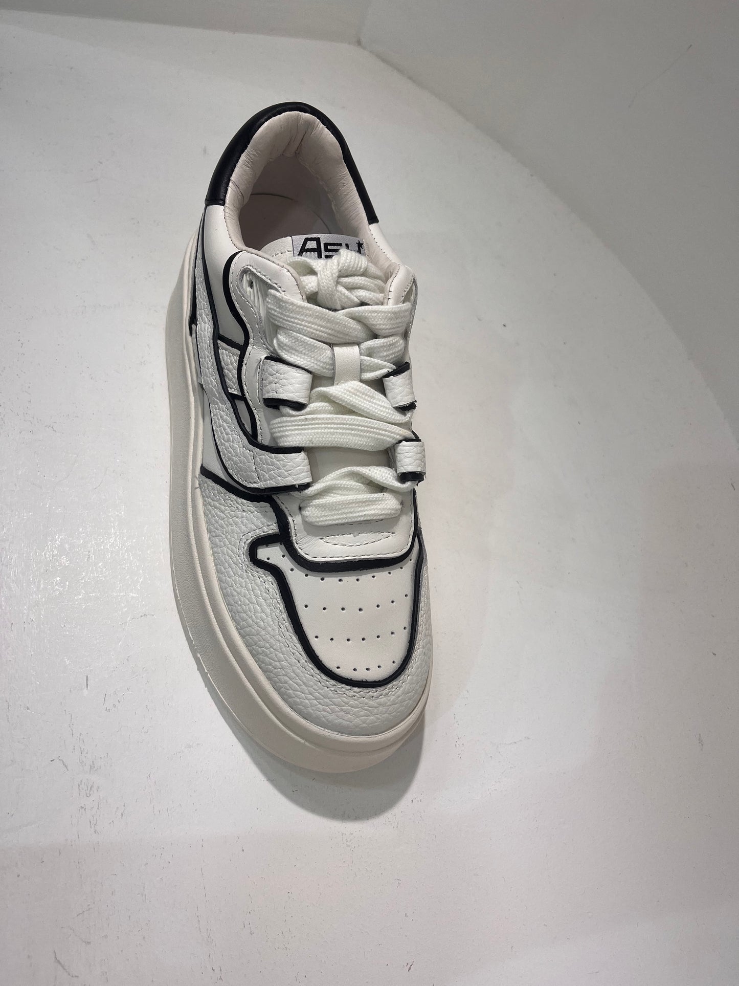 A Matchbis02 leather platform sneaker