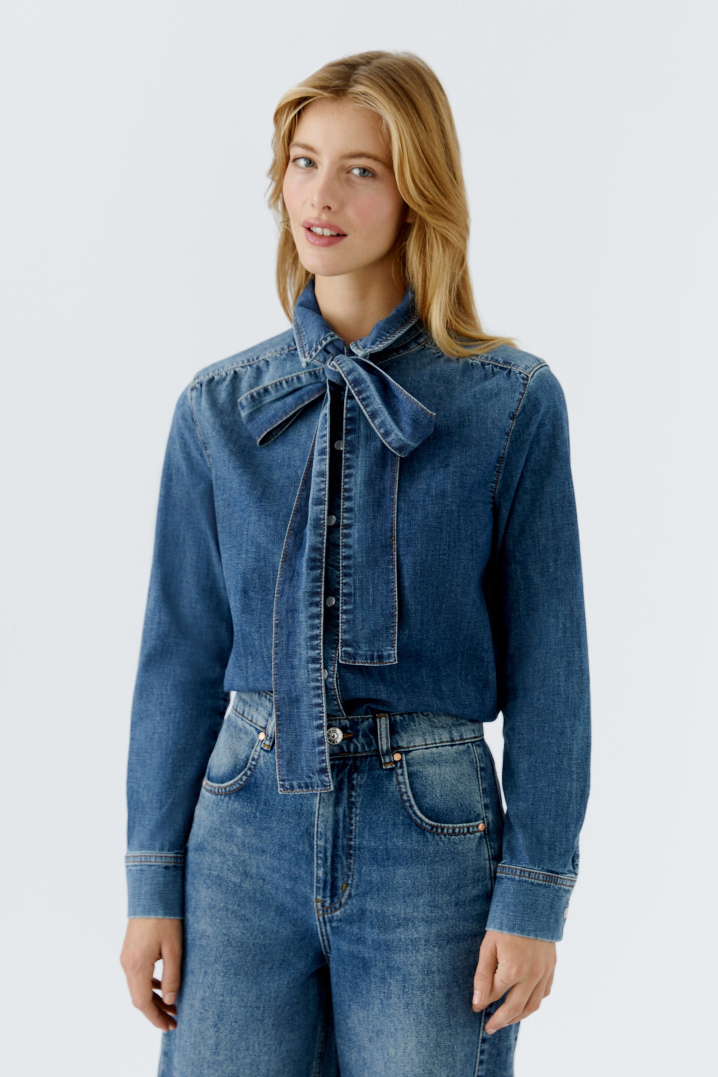 O 96069 Denim pussybow blouse