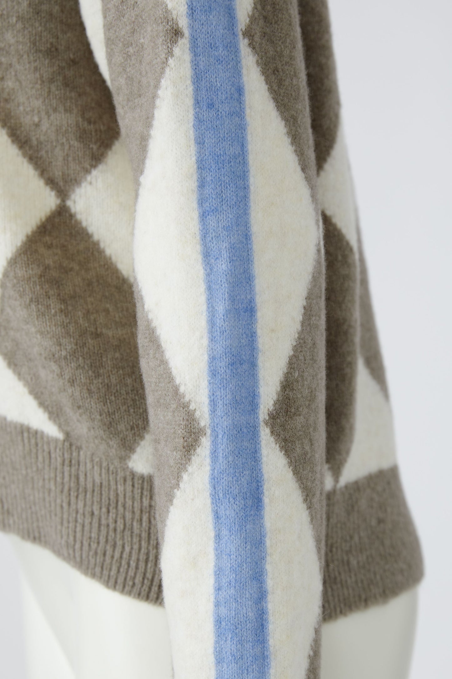 O 86114 Argyl & stripe sleeve jumper