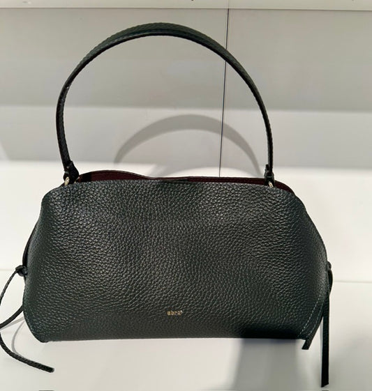 Ab 032814 Granna EW shoulderbag