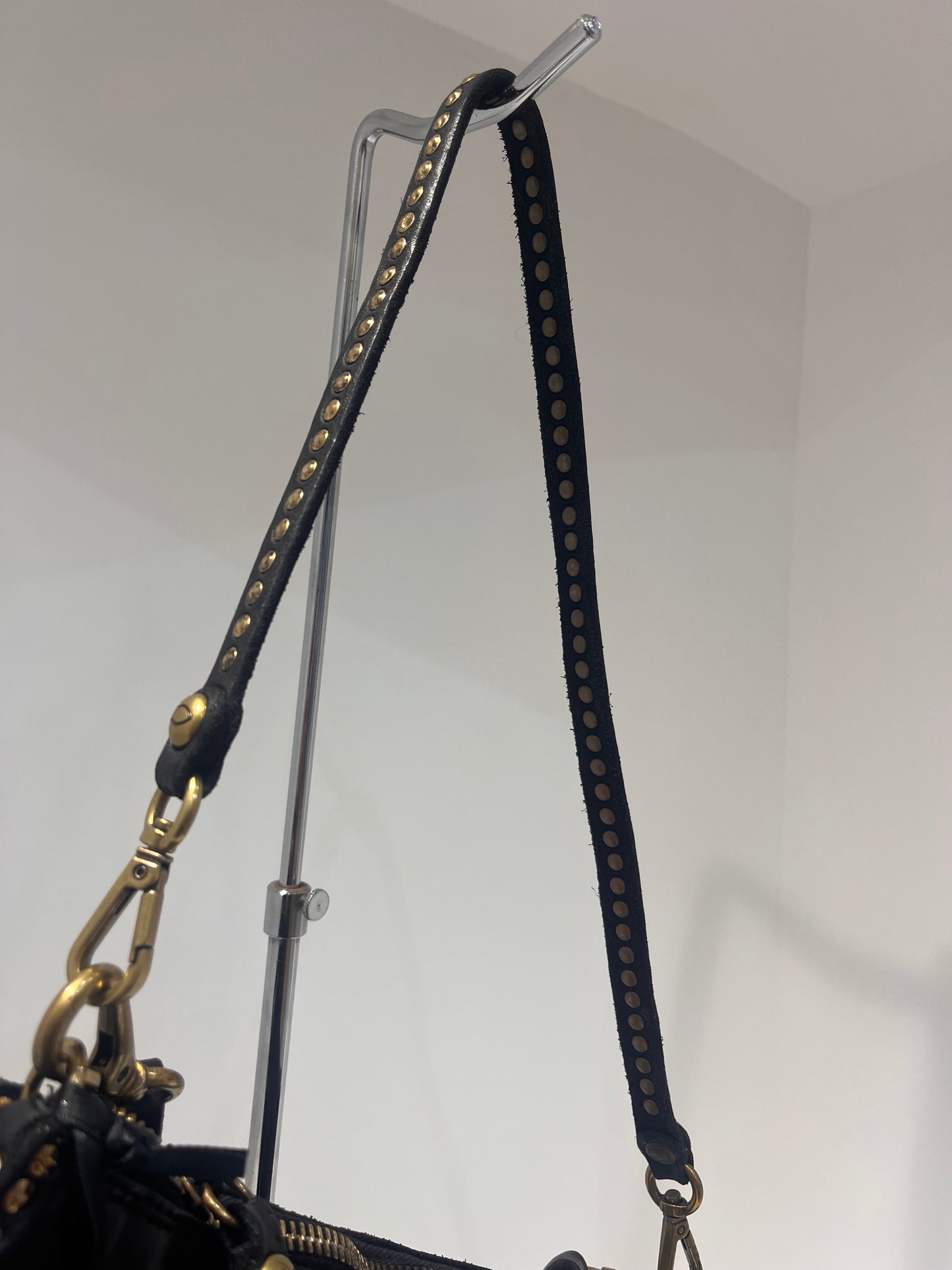C031070nd Stud detail X-body bag