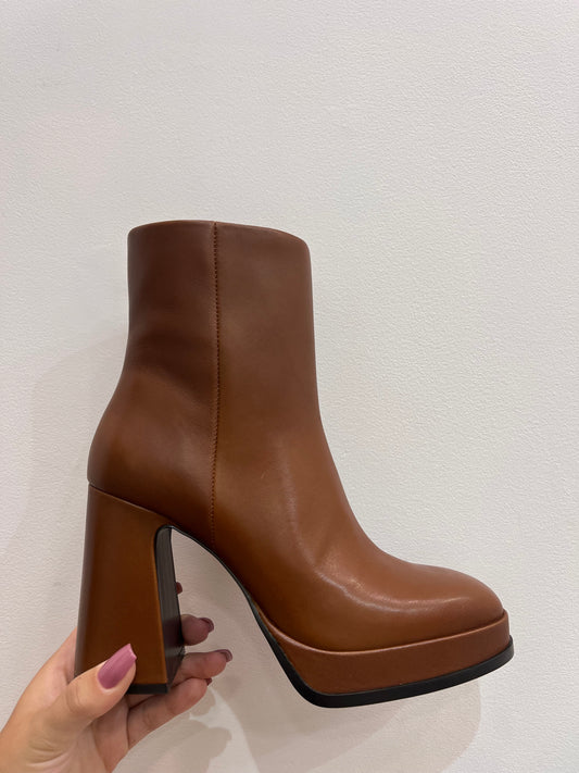 A 138300 Amazing Platform high heel ankle boot