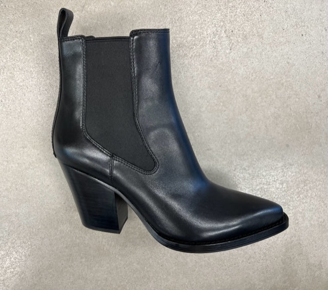 A 138233 Emi Western style heeled chelsea boot