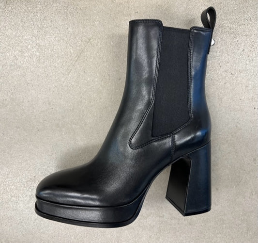 A 138301 Amazing Platform high heel ankle boot